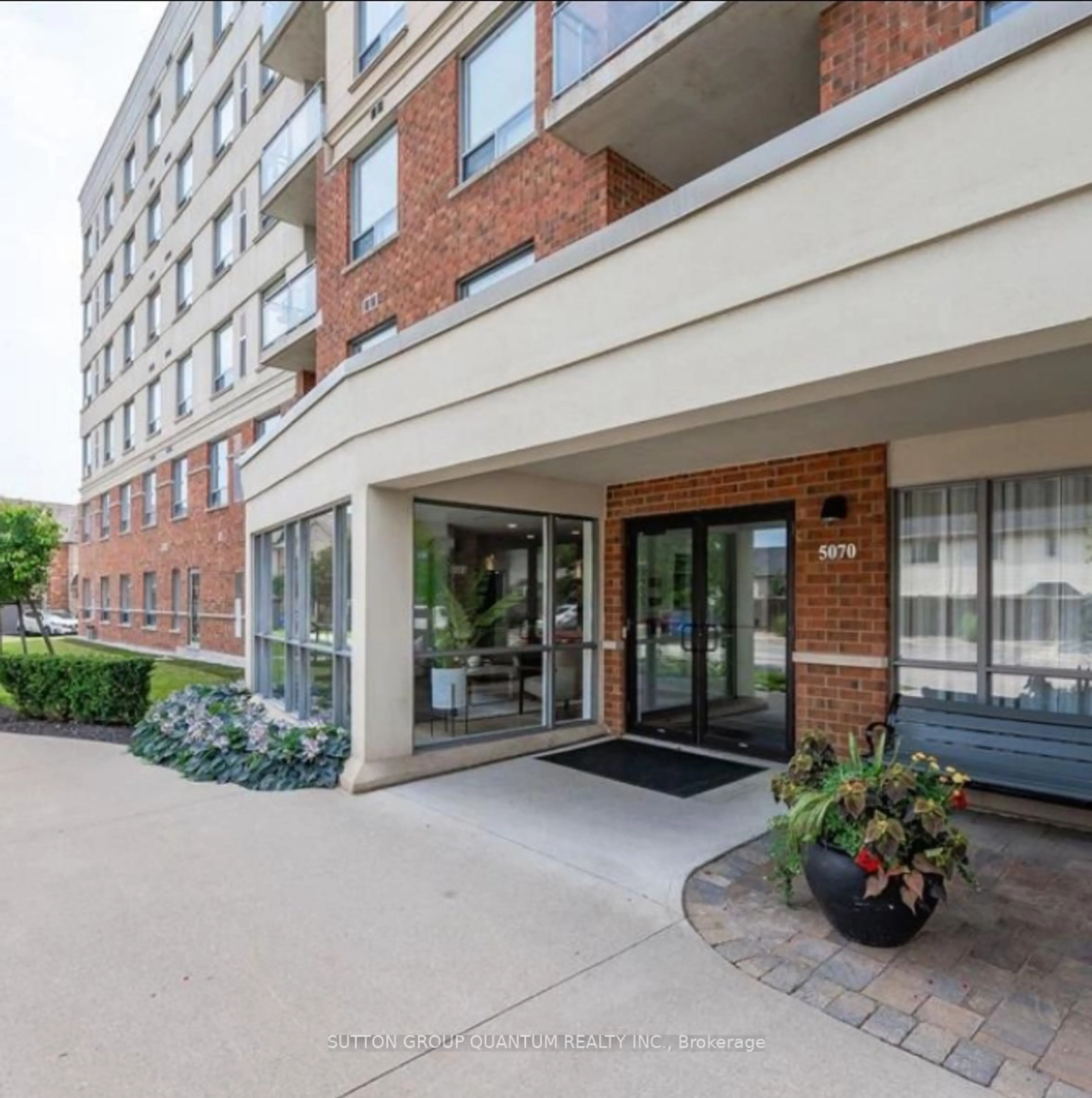 Indoor foyer for 5070 Fairview St #506, Burlington Ontario L7L 0B8