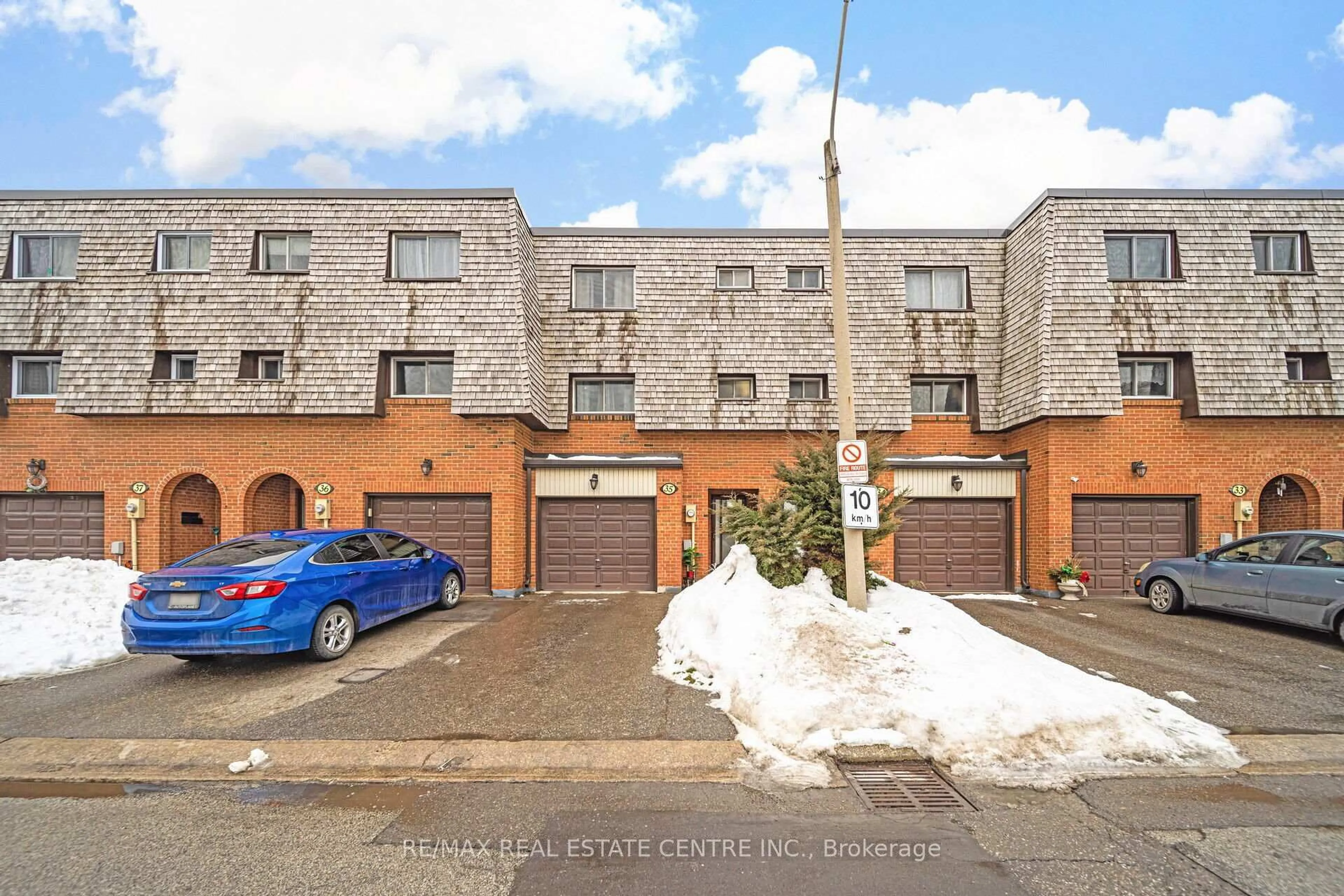 A pic from outside/outdoor area/front of a property/back of a property/a pic from drone, street for 35 Briar Path, Brampton Ontario L6T 2A3