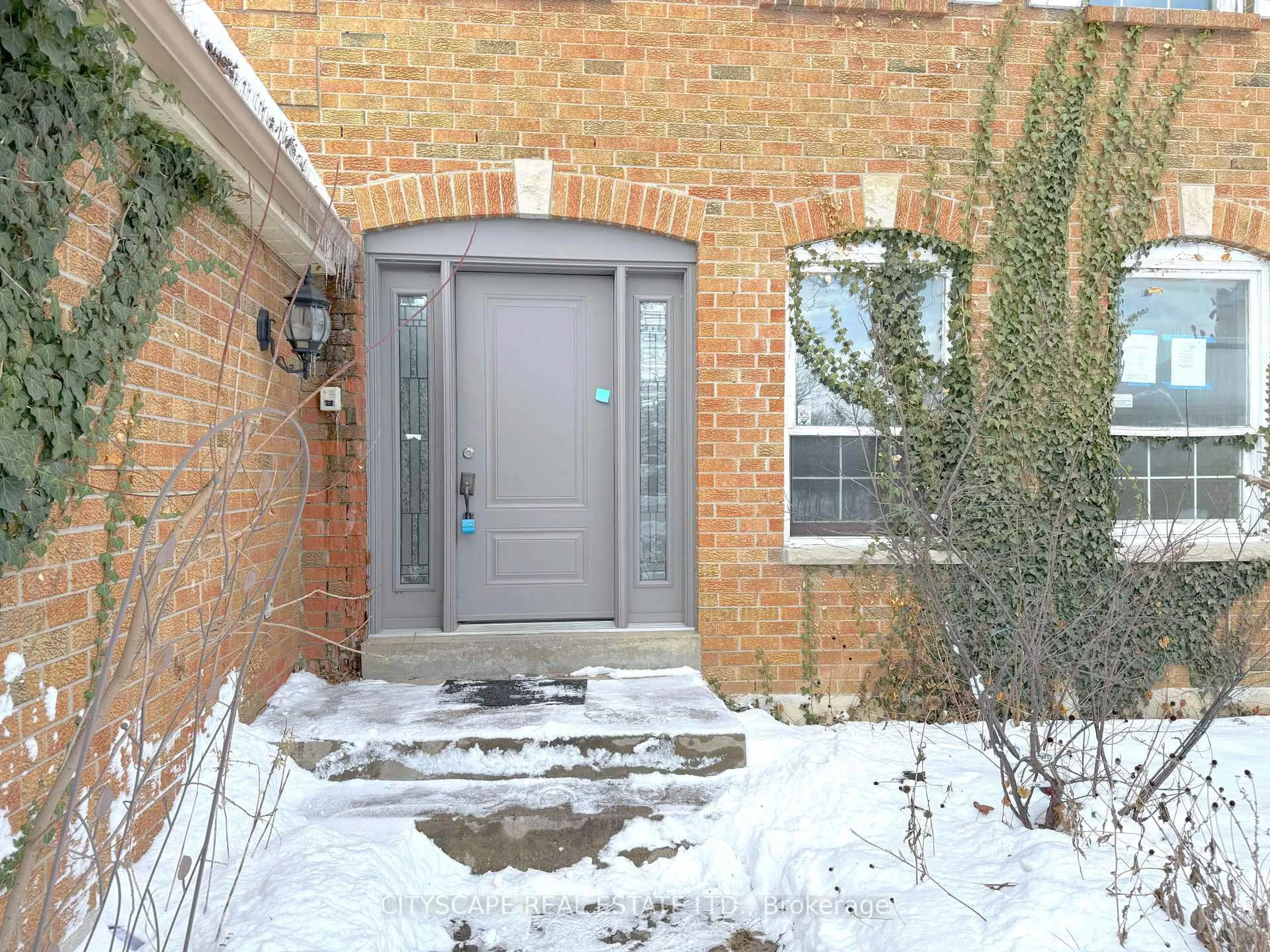 Indoor entryway for 22 Nottingham Cres, Brampton Ontario L6S 4G4