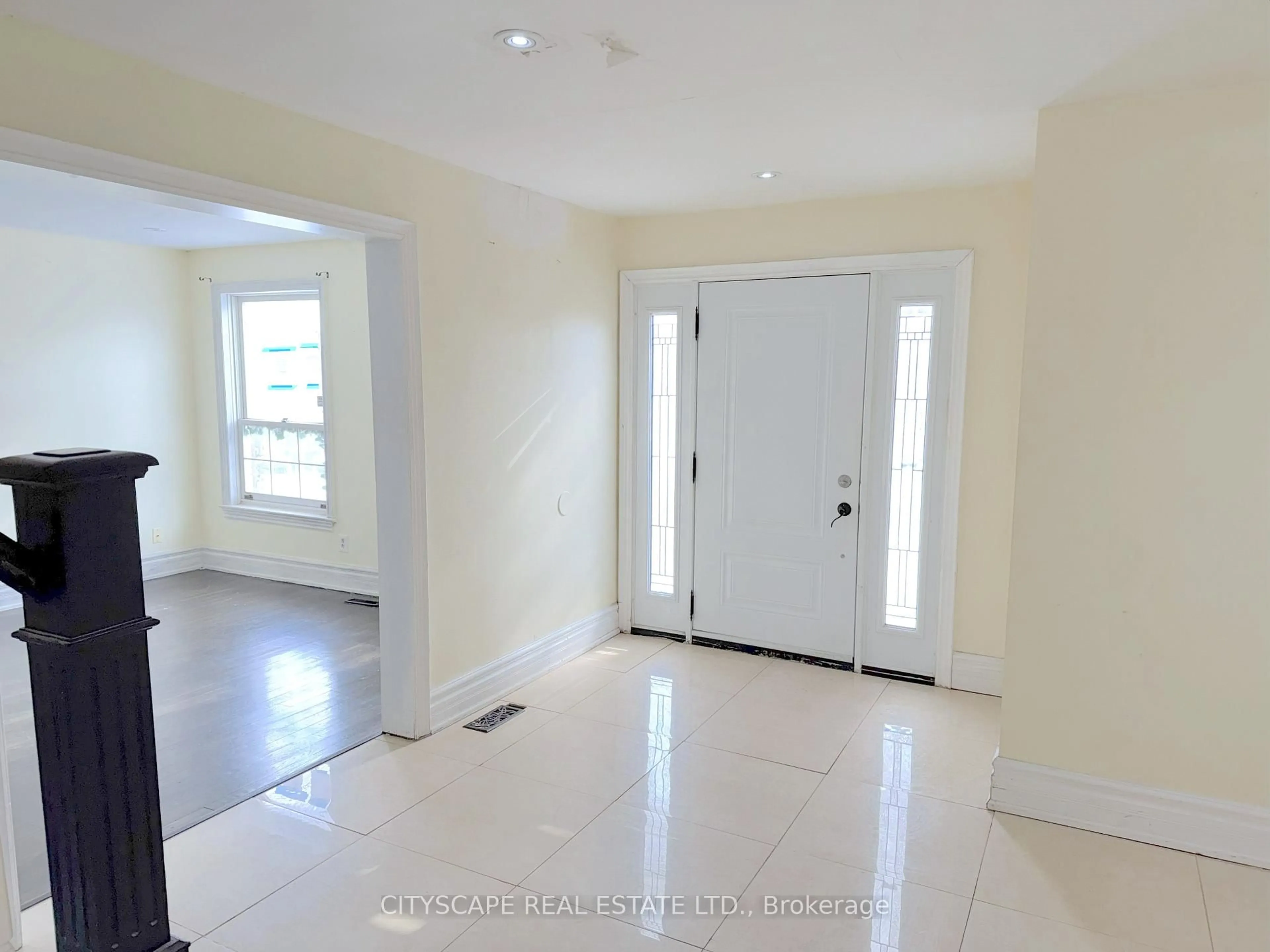 Indoor entryway for 22 Nottingham Cres, Brampton Ontario L6S 4G4