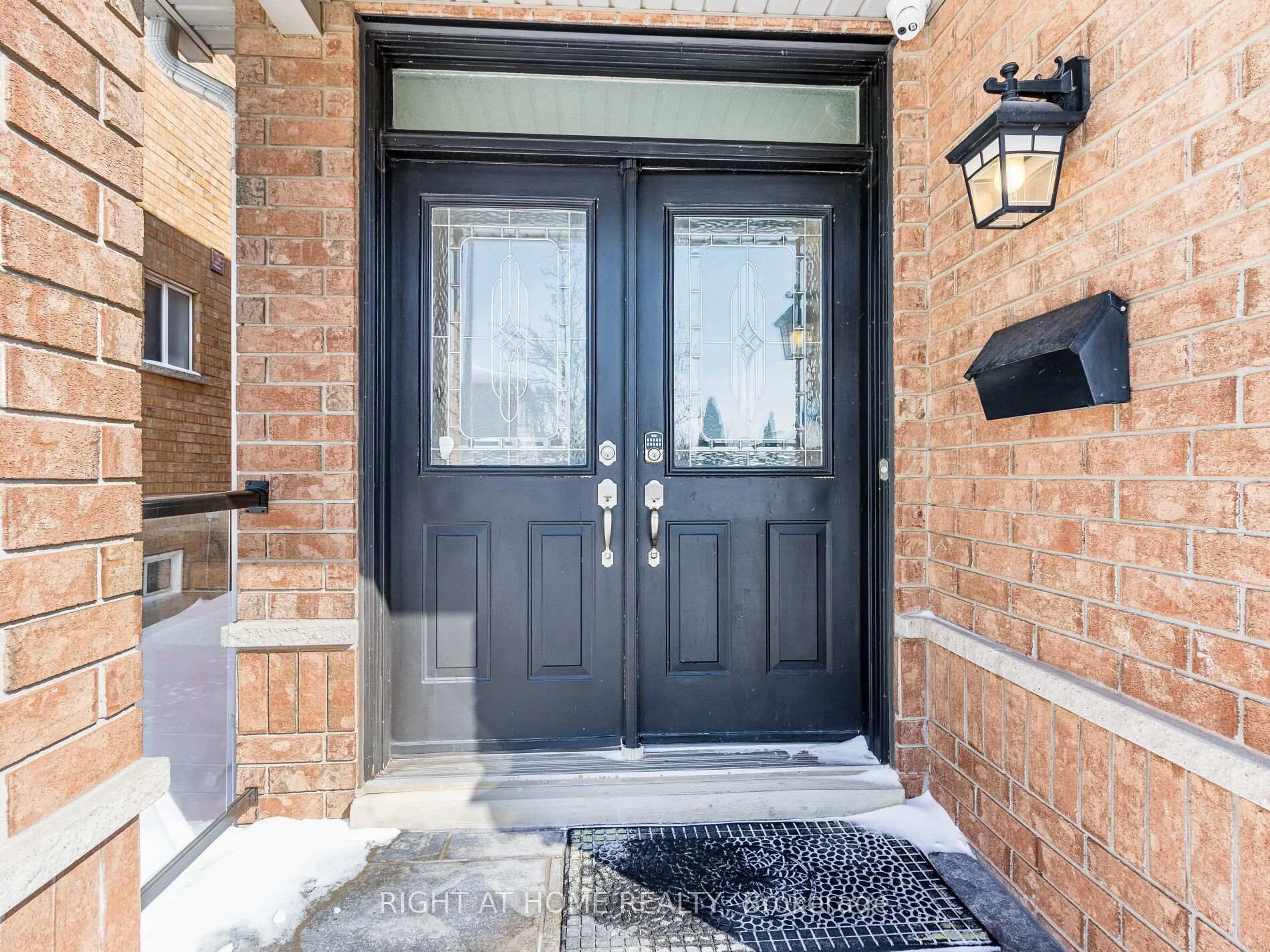 Indoor entryway for 1811 Creek Way, Burlington Ontario L7L 6R1