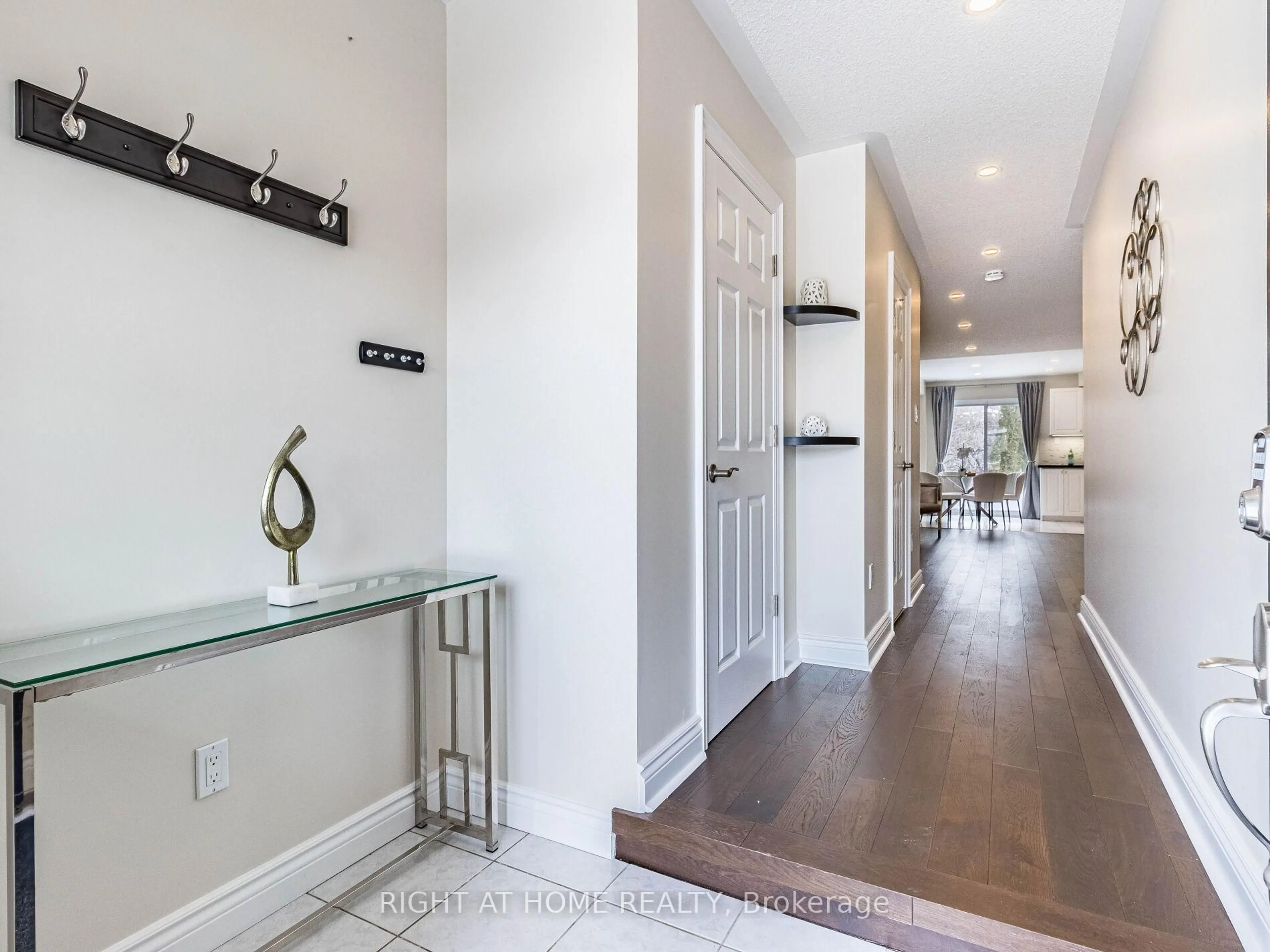 Indoor entryway for 1811 Creek Way, Burlington Ontario L7L 6R1