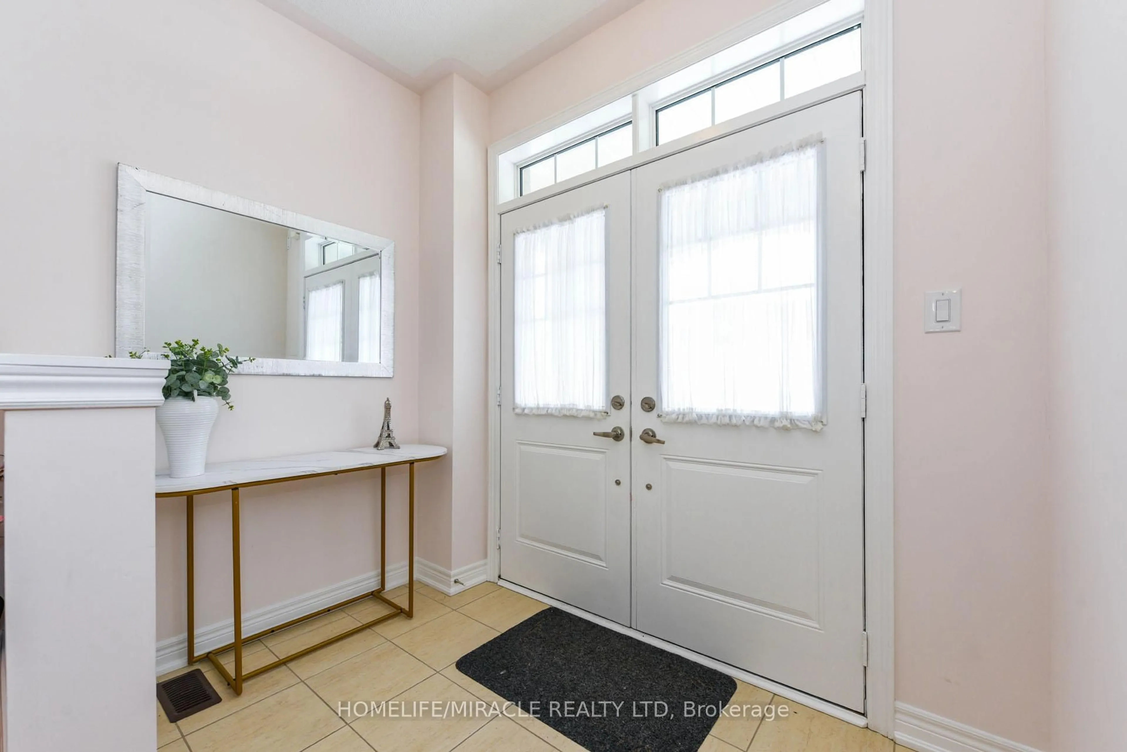 Indoor entryway for 13 Goulston St, Brampton Ontario L7A 5B8