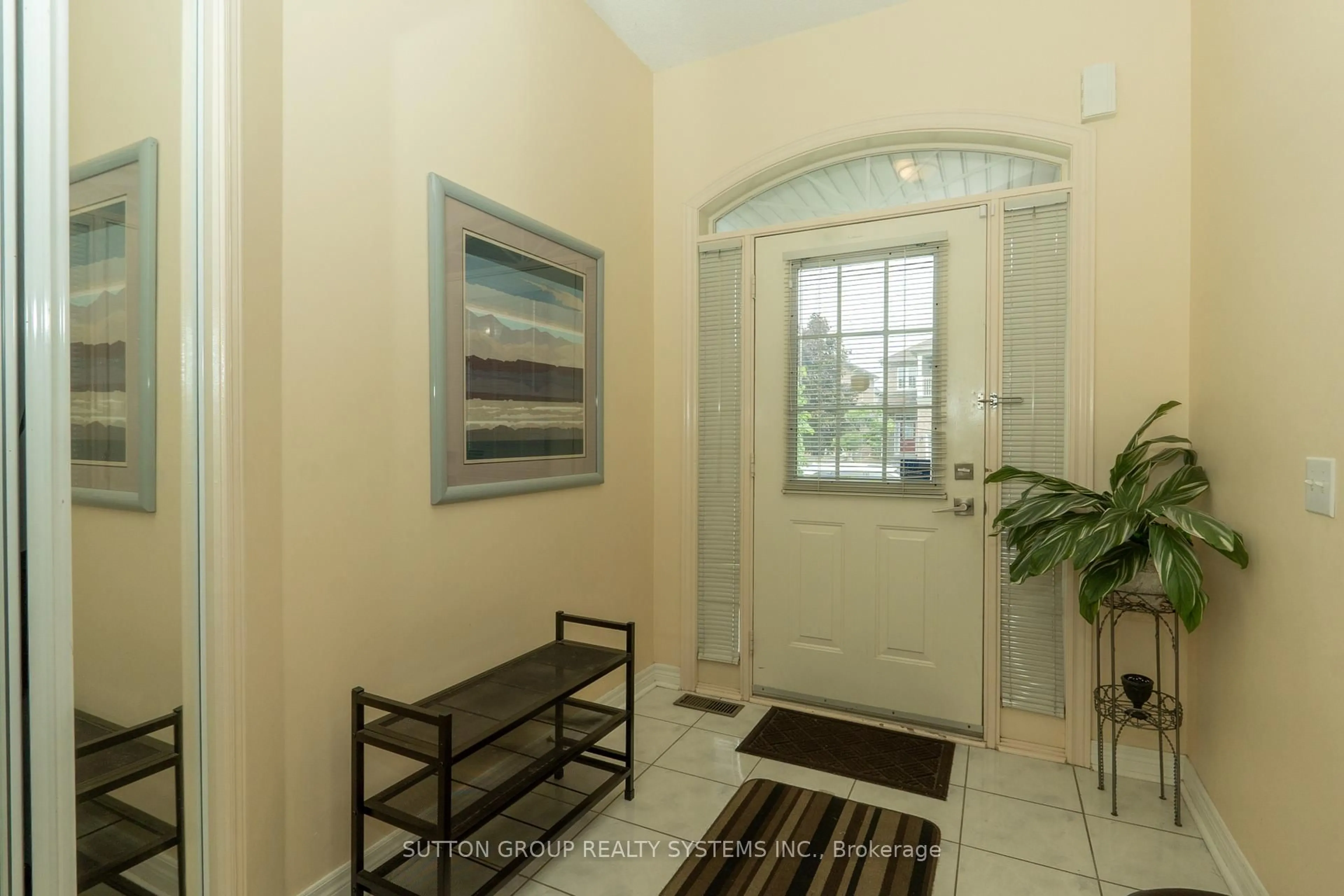 Indoor entryway for 5636 Raleigh St, Mississauga Ontario L5M 7E4