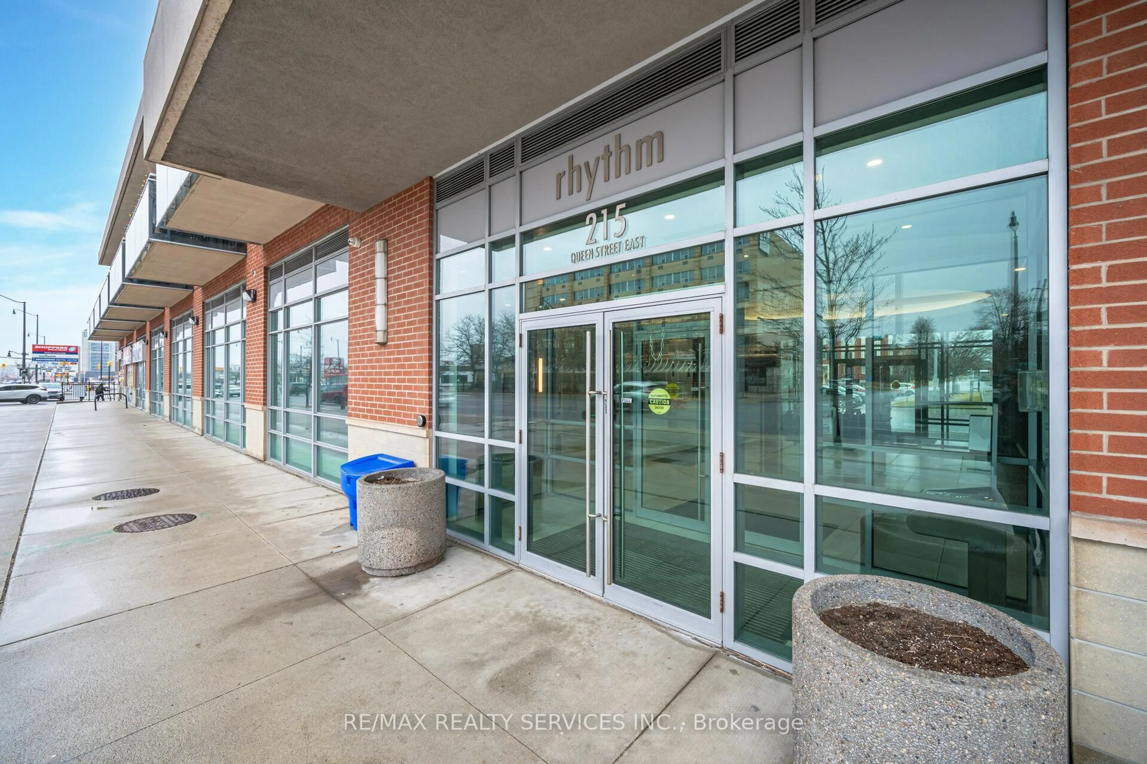 Indoor foyer for 215 Queen St #2009, Brampton Ontario L6W 0A9