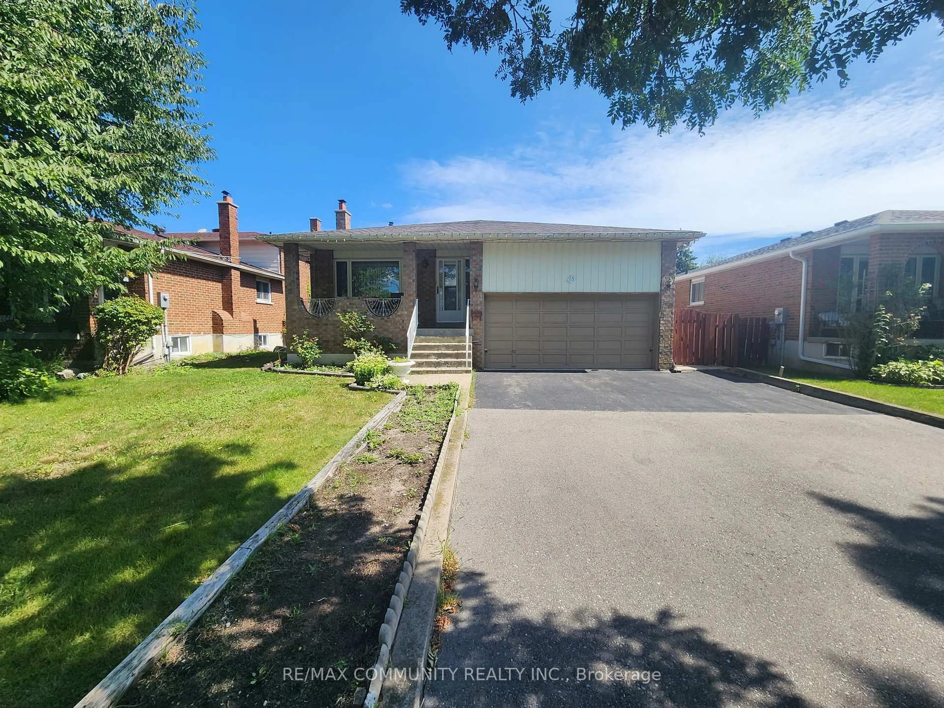 A pic from outside/outdoor area/front of a property/back of a property/a pic from drone, street for 15 Maitland St, Brampton Ontario L6S 3B3