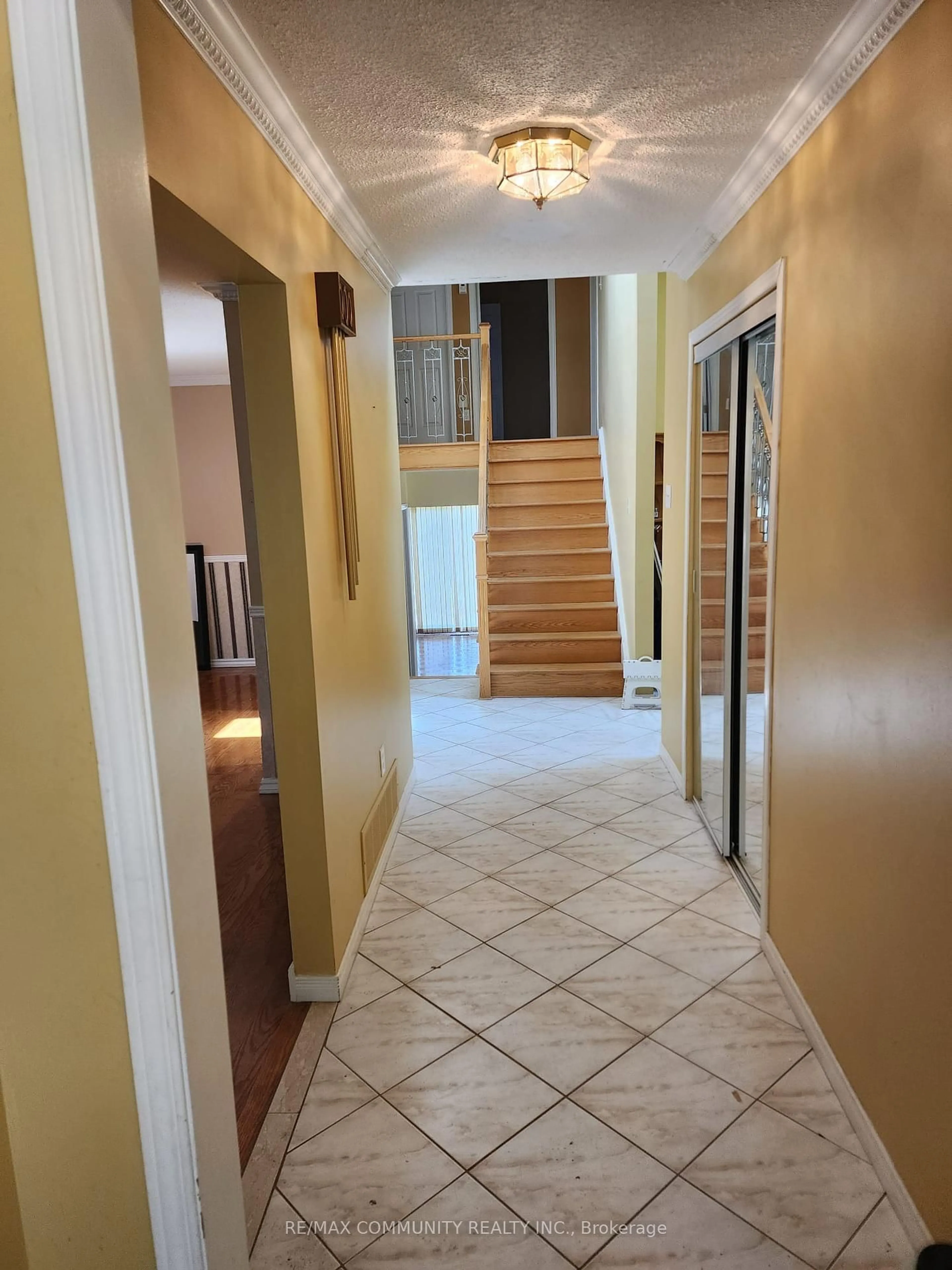 Indoor foyer for 15 Maitland St, Brampton Ontario L6S 3B3