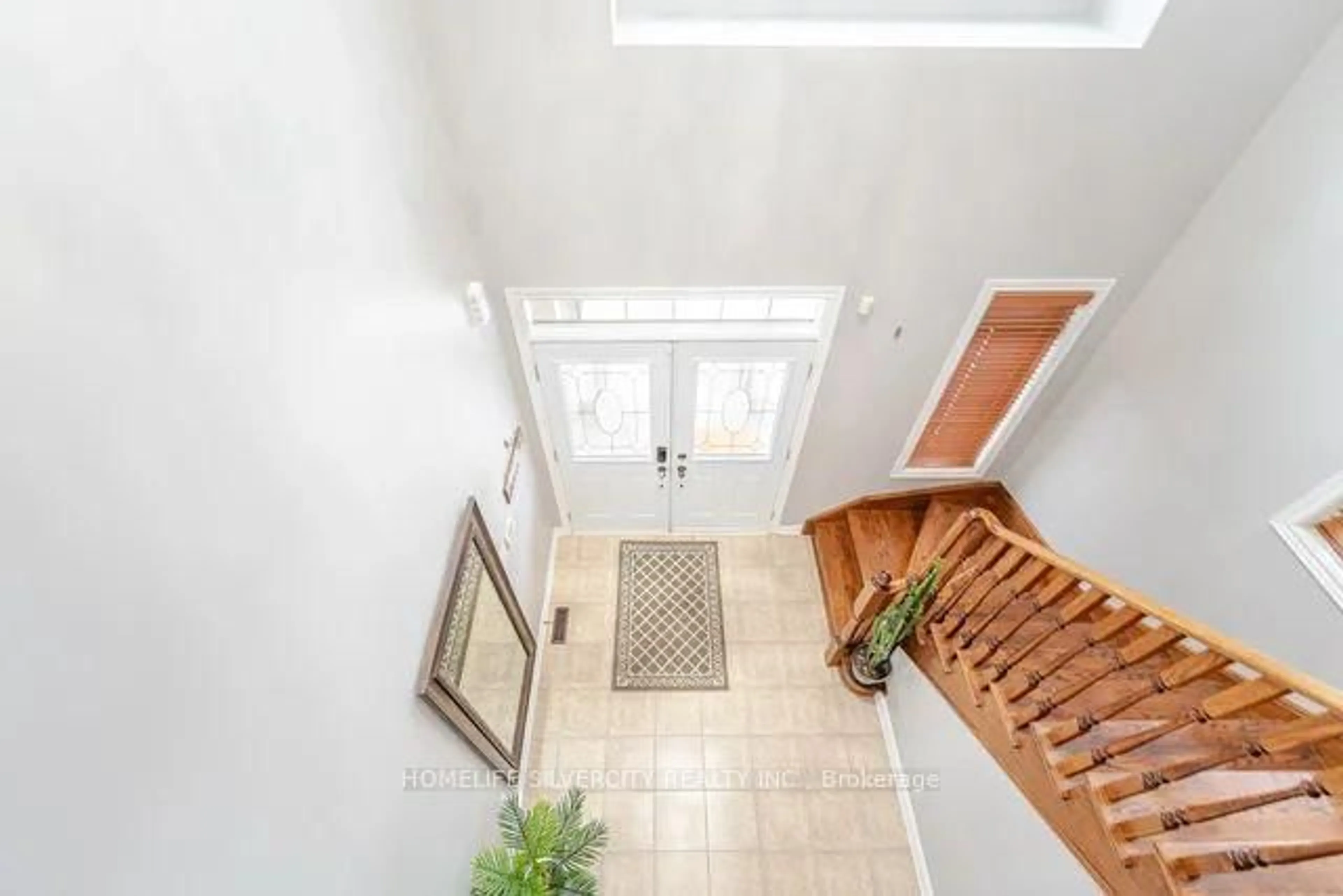 Indoor entryway for 150 Fairwood Circ, Brampton Ontario L6R 0X3