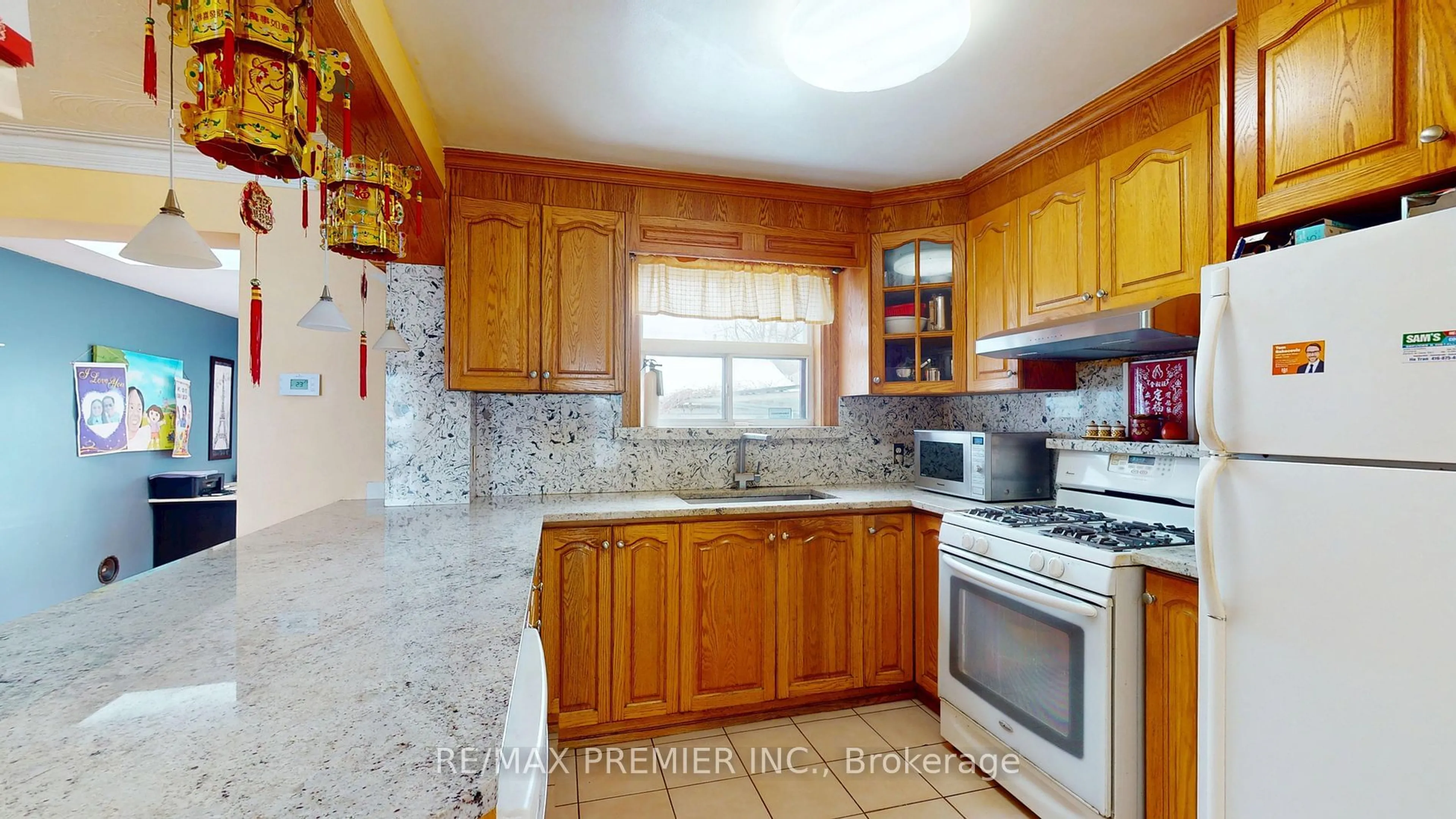 Standard kitchen, ceramic/tile floor for 32 Marlington Cres, Toronto Ontario M3L 1K4