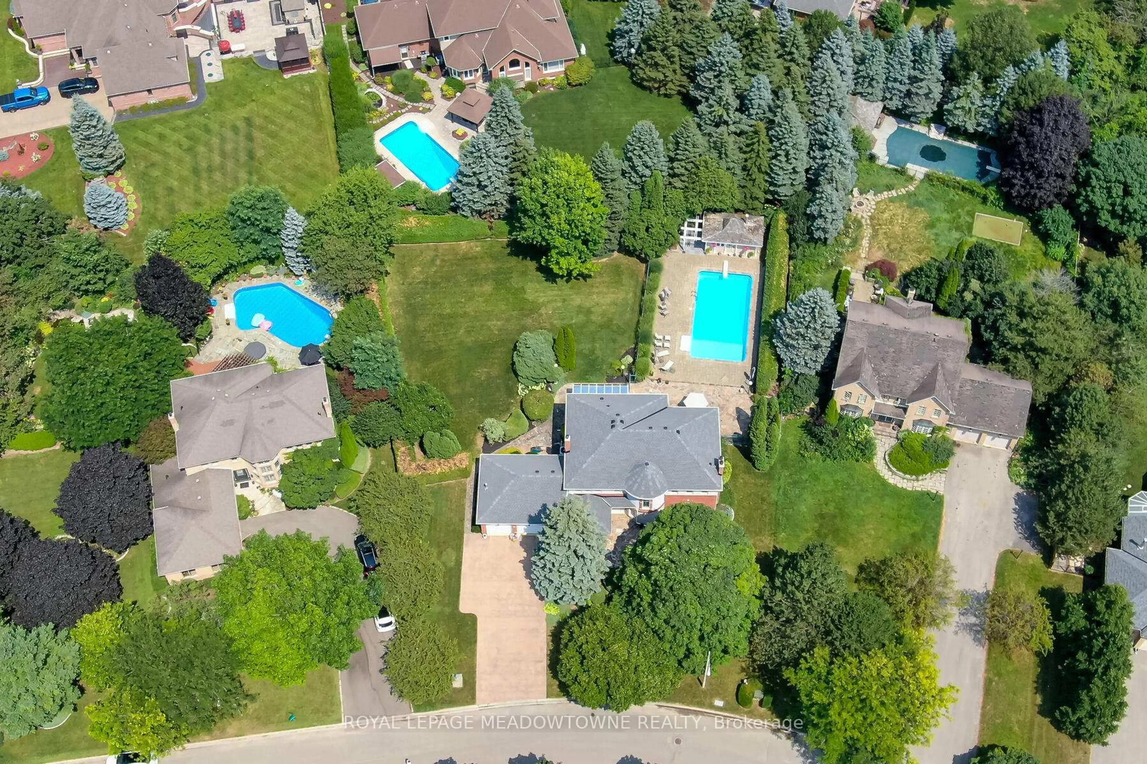 A pic from outside/outdoor area/front of a property/back of a property/a pic from drone, street for 3 Meagan Dr, Halton Hills Ontario L7G 5G7