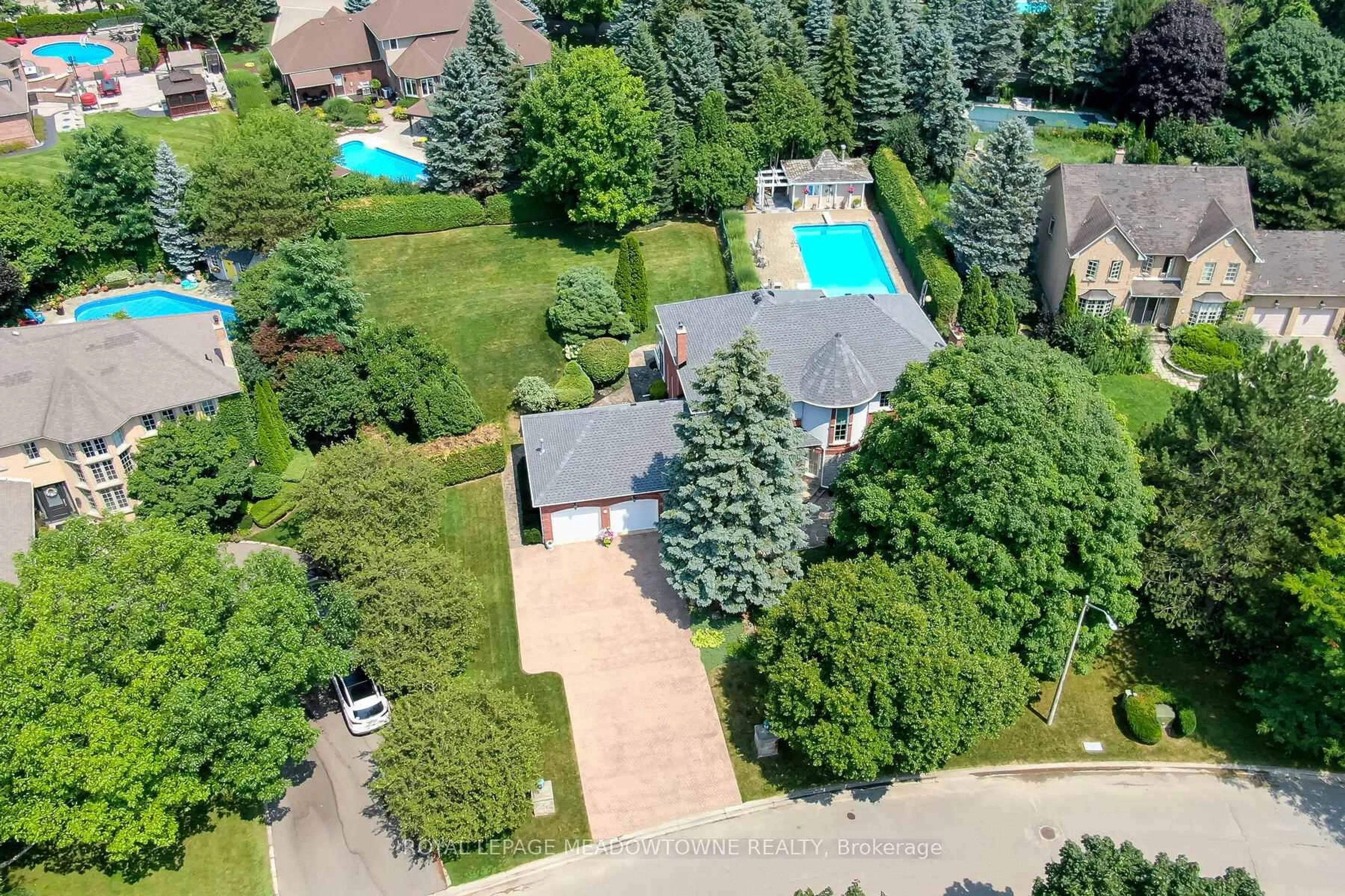 A pic from outside/outdoor area/front of a property/back of a property/a pic from drone, street for 3 Meagan Dr, Halton Hills Ontario L7G 5G7