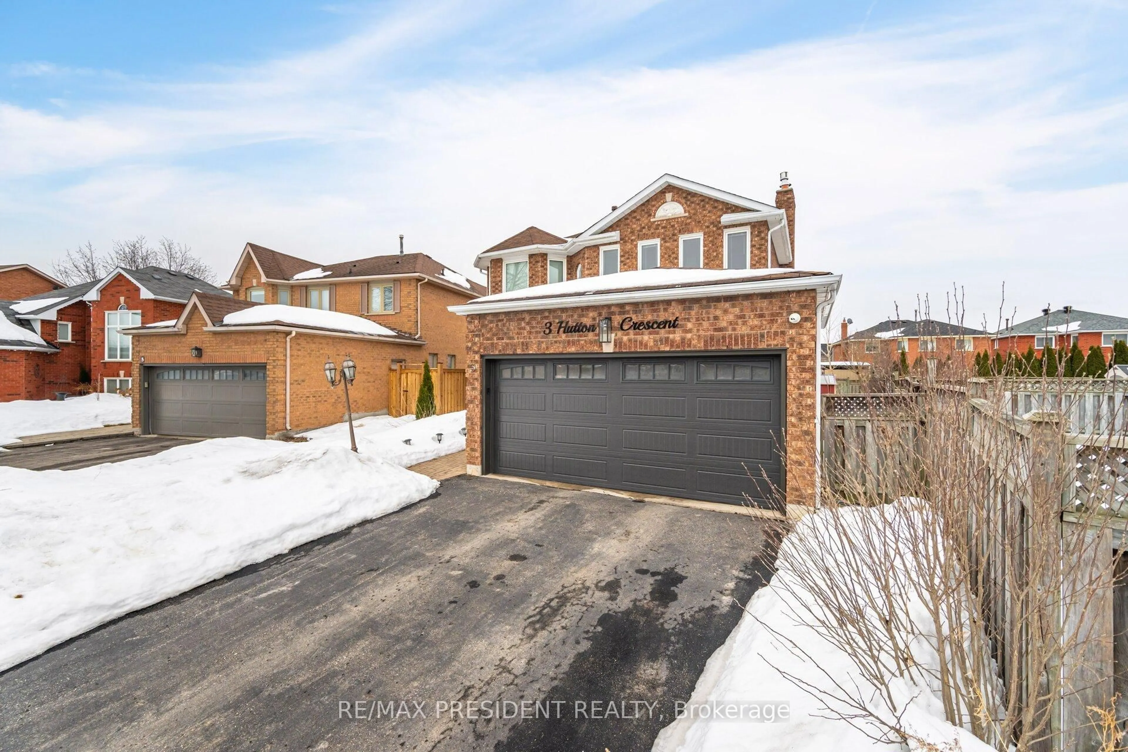 A pic from outside/outdoor area/front of a property/back of a property/a pic from drone, street for 3 Hutton Cres, Caledon Ontario L7C 1B1