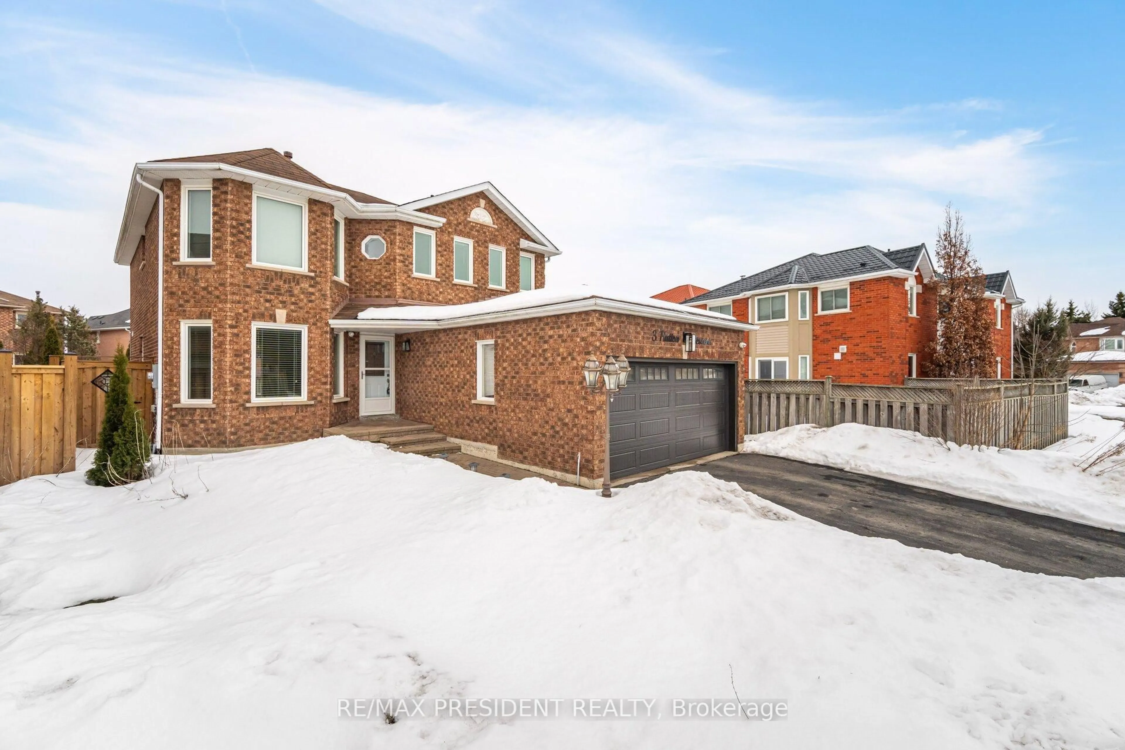 A pic from outside/outdoor area/front of a property/back of a property/a pic from drone, street for 3 Hutton Cres, Caledon Ontario L7C 1B1