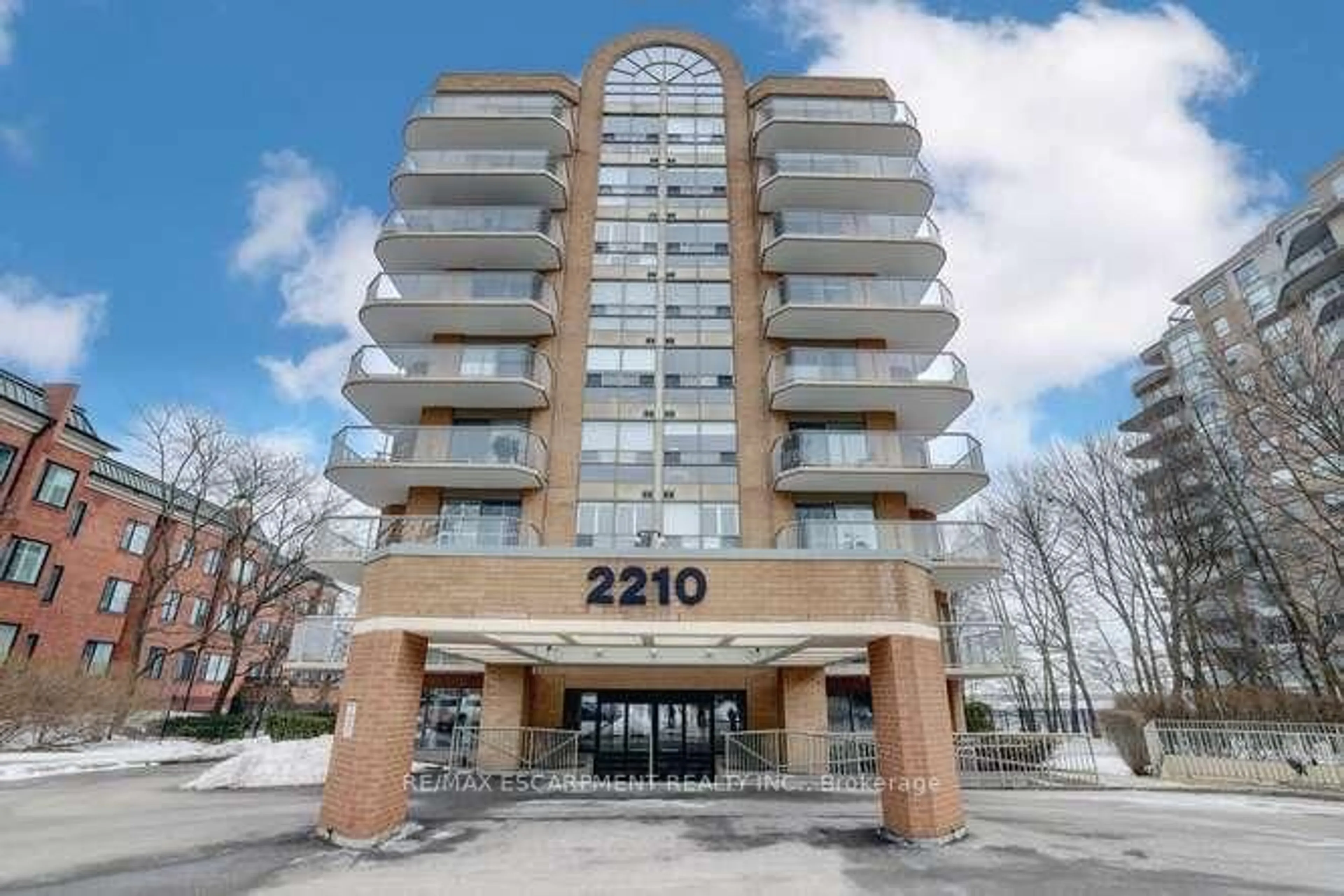 Indoor foyer for 2210 Lakeshore Rd #504, Burlington Ontario L7R 4J9