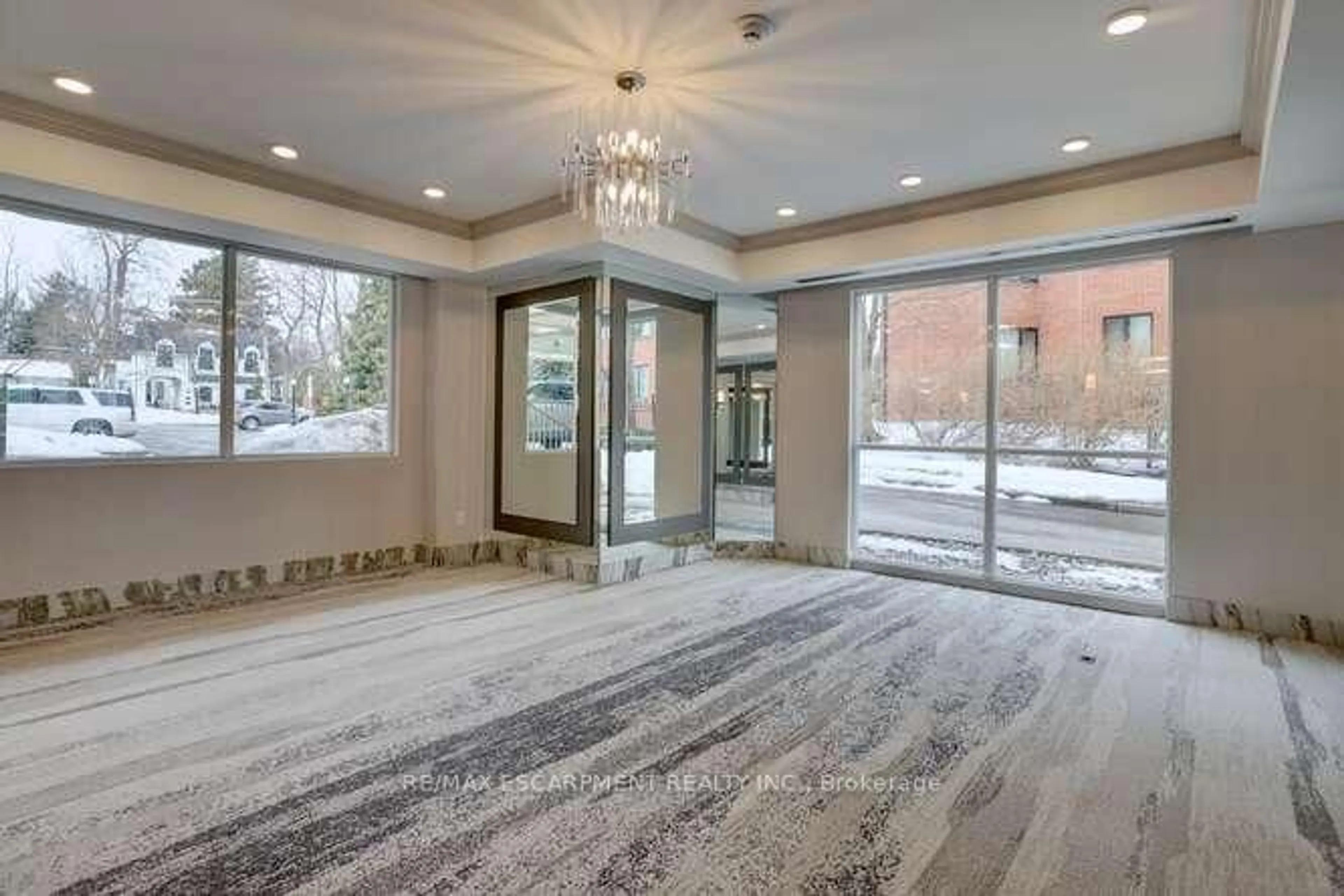 Indoor foyer for 2210 Lakeshore Rd #504, Burlington Ontario L7R 4J9