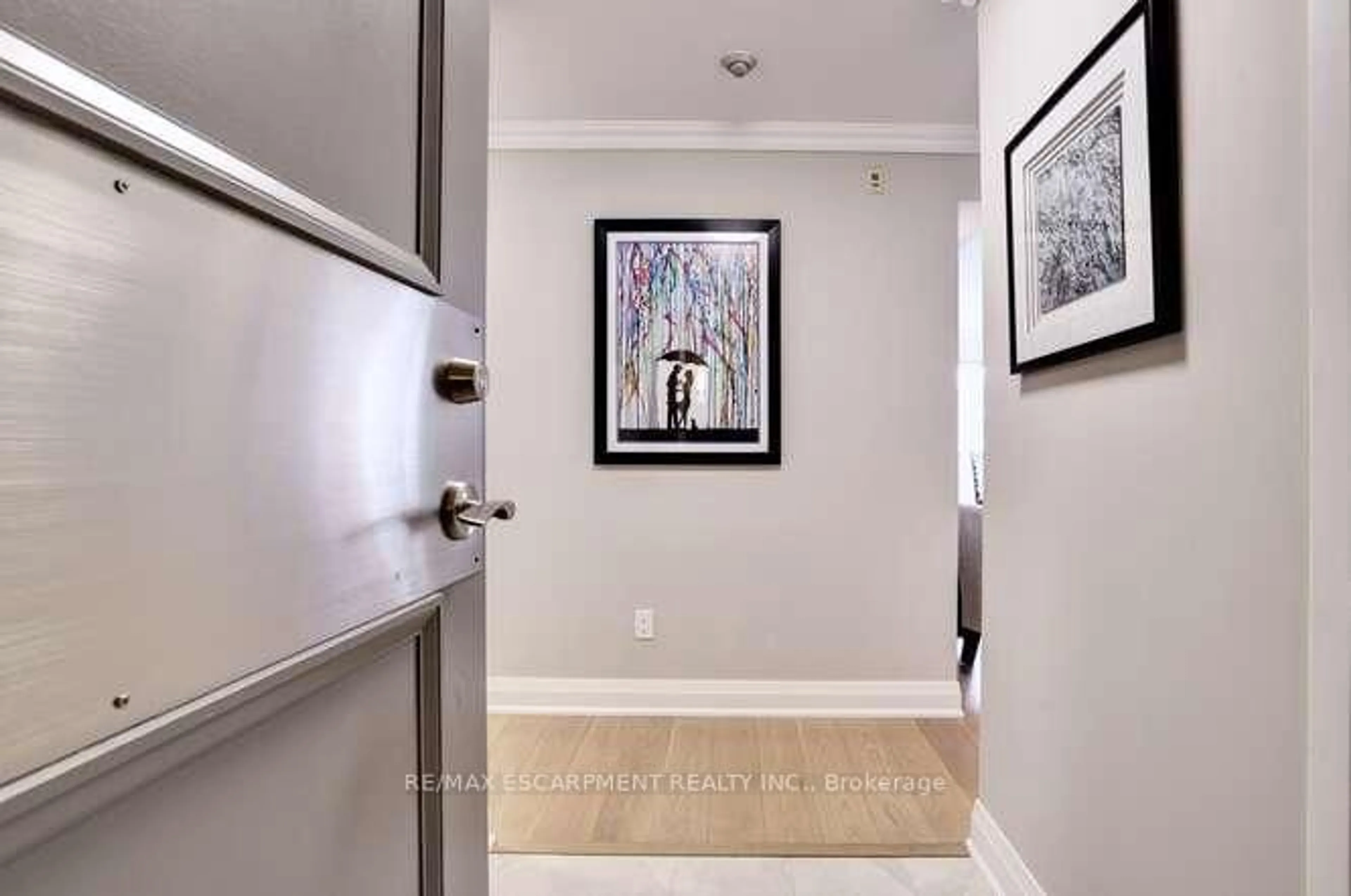 Indoor entryway for 2210 Lakeshore Rd #504, Burlington Ontario L7R 4J9