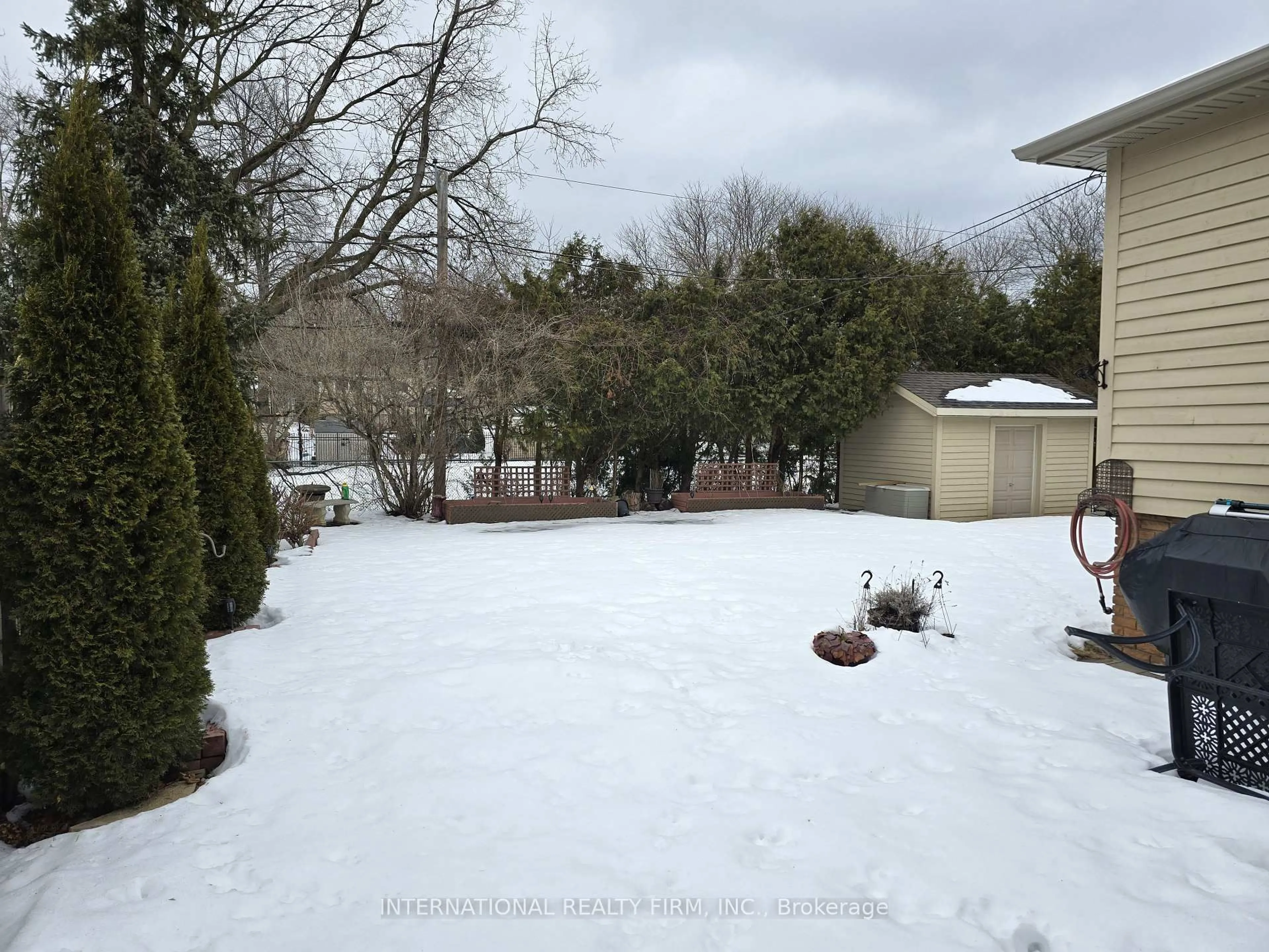 A pic from outside/outdoor area/front of a property/back of a property/a pic from drone, mountain view for 659 Cherrywood Dr, Burlington Ontario L7T 3W9