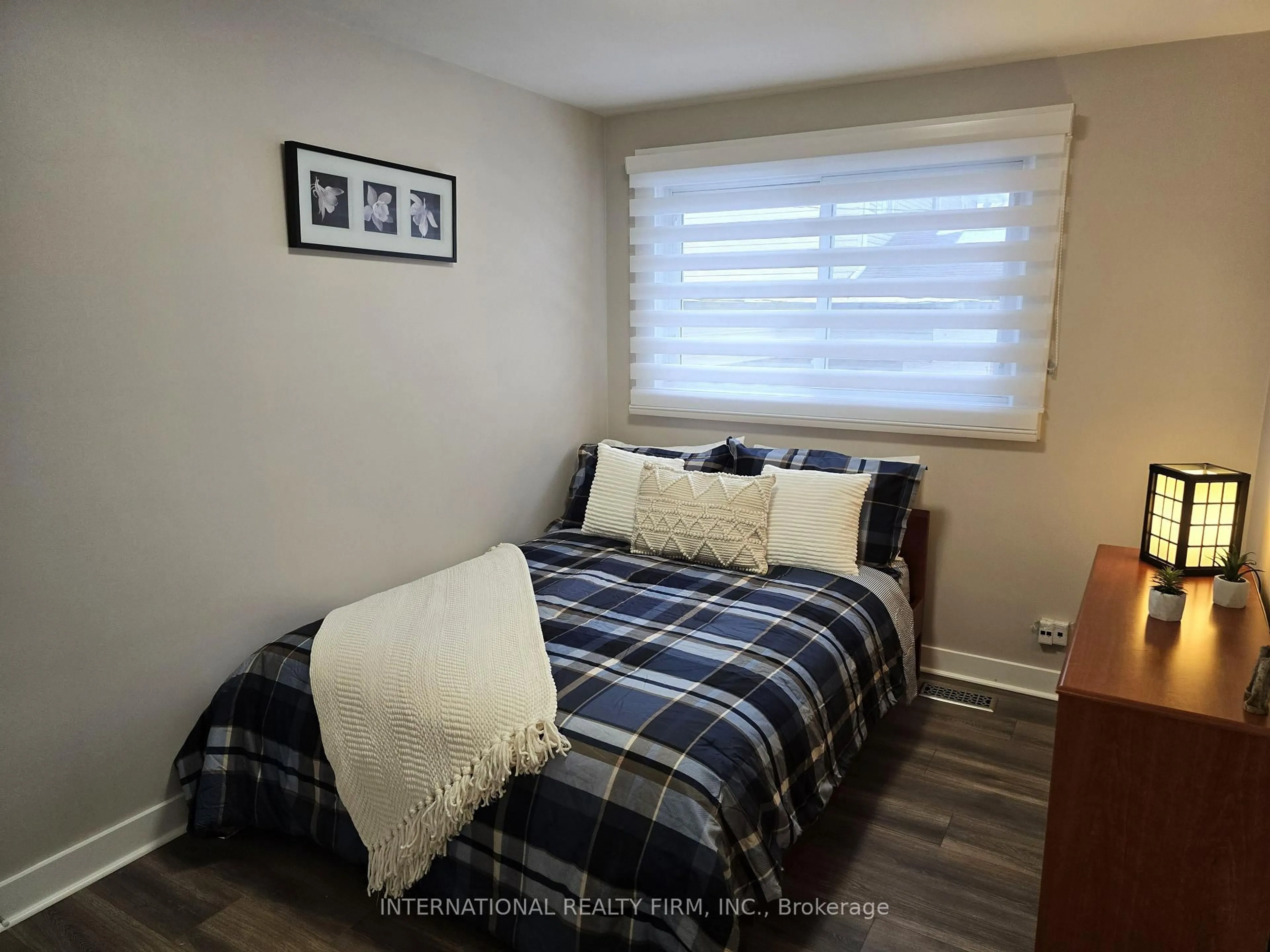 Bedroom with bed, unknown for 659 Cherrywood Dr, Burlington Ontario L7T 3W9