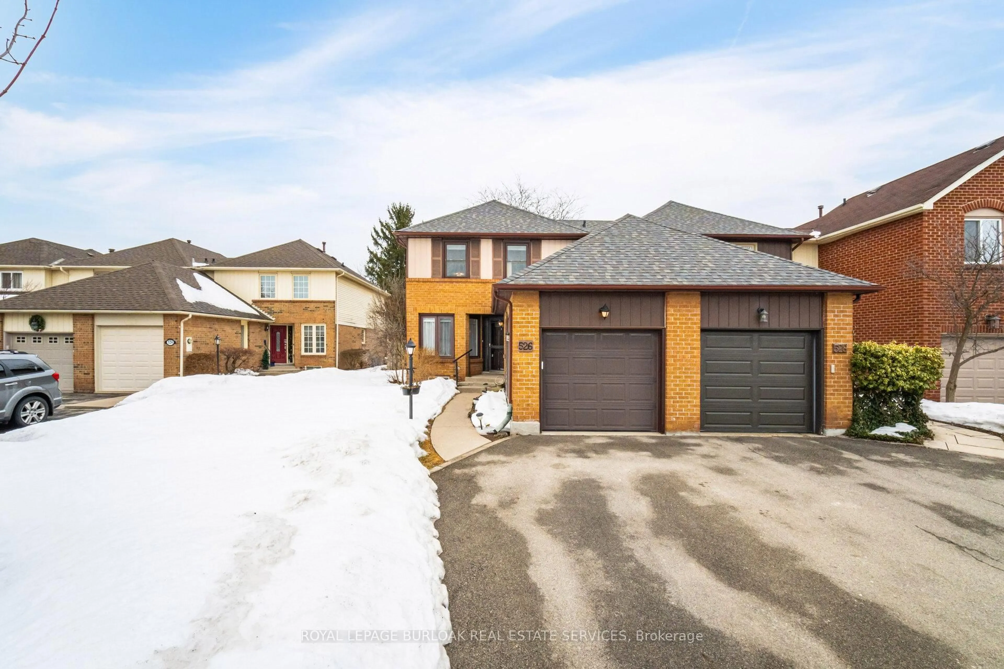 A pic from outside/outdoor area/front of a property/back of a property/a pic from drone, street for 526 Ridgewood Crt, Oakville Ontario L6M 2E9