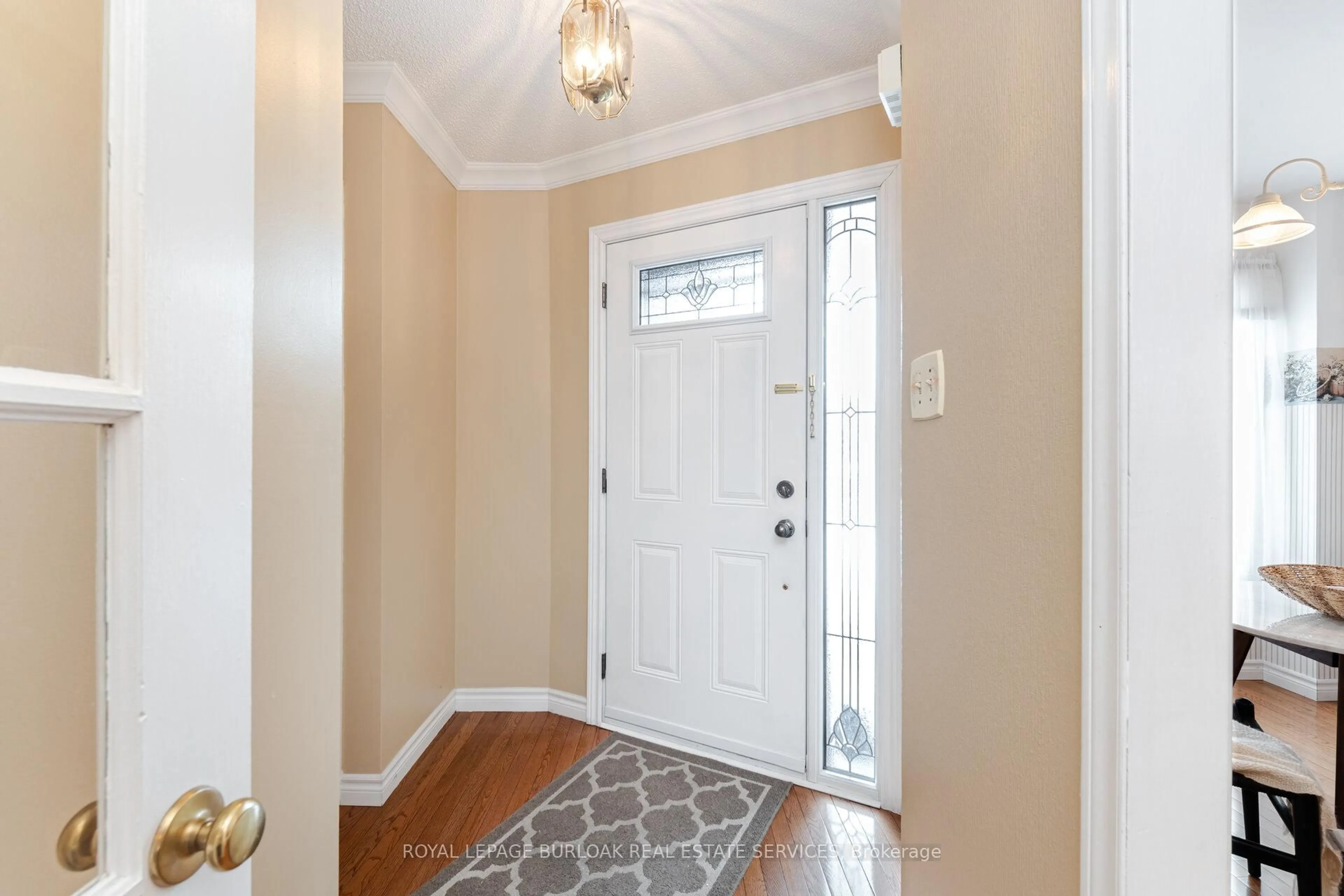 Indoor entryway for 526 Ridgewood Crt, Oakville Ontario L6M 2E9