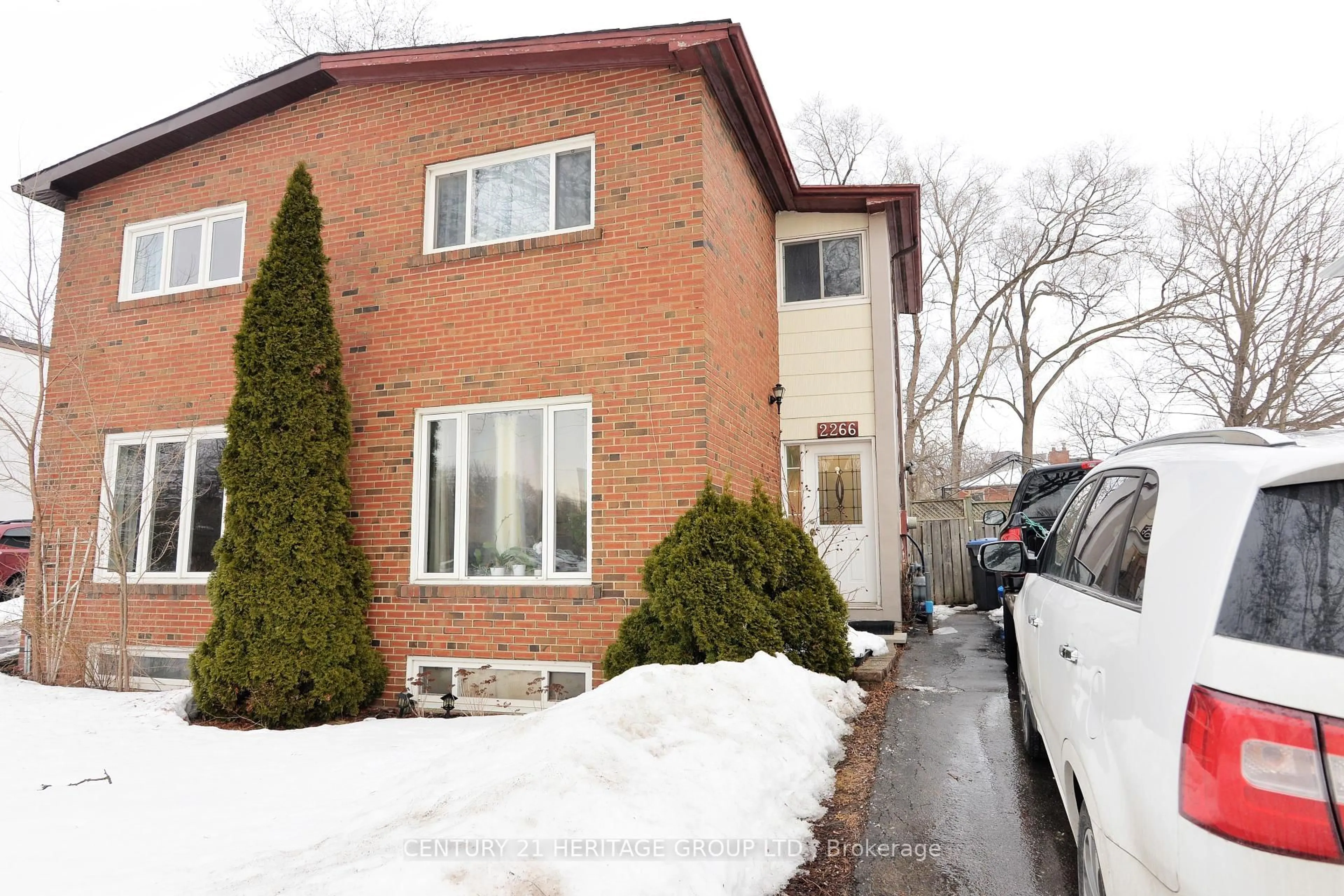 Home with brick exterior material, street for 2266 Brookhurst Rd, Mississauga Ontario L5J 1P9