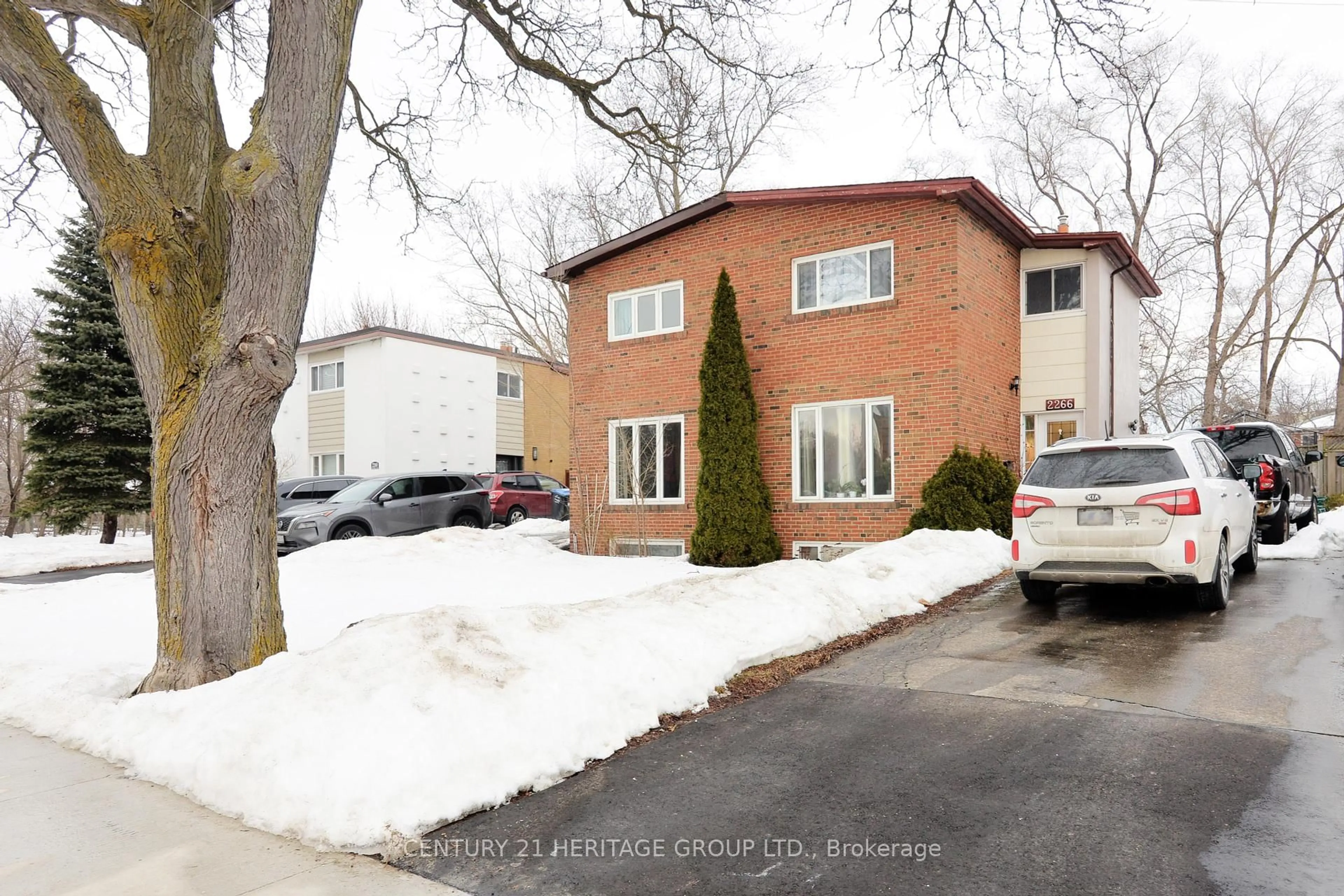 Home with brick exterior material, street for 2266 Brookhurst Rd, Mississauga Ontario L5J 1P9