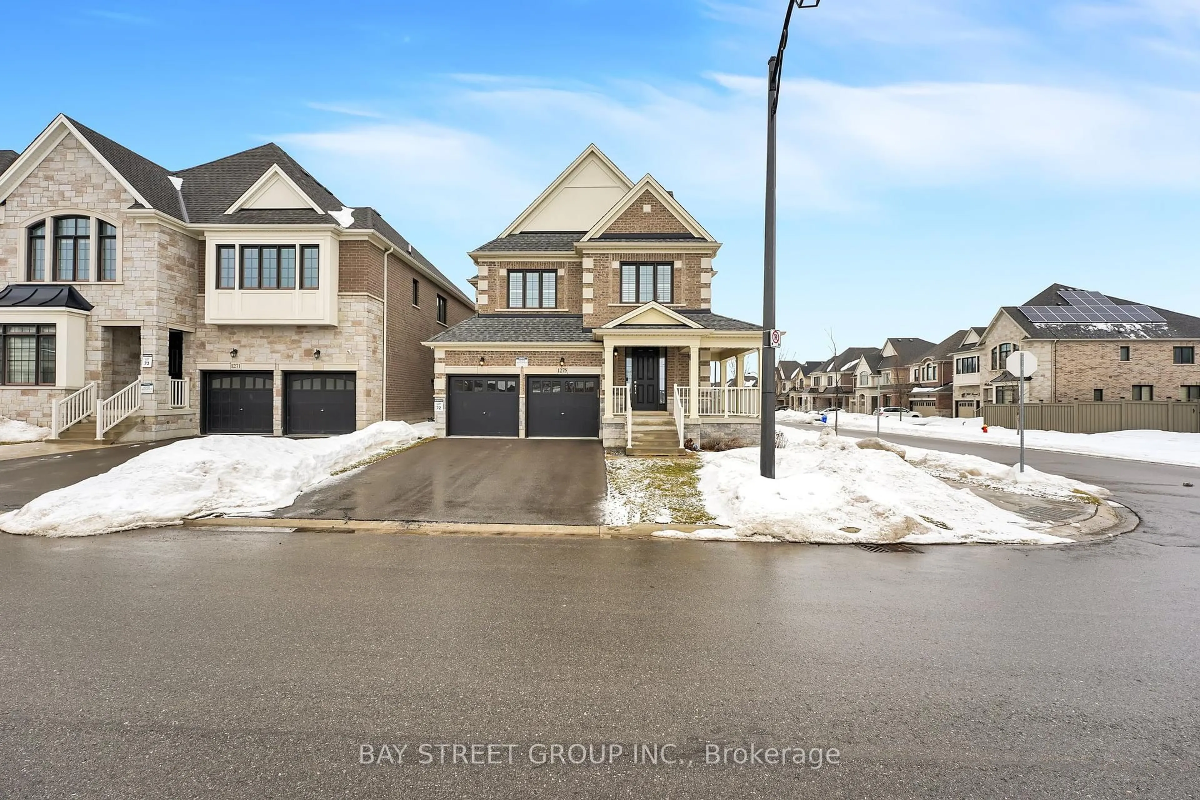 A pic from outside/outdoor area/front of a property/back of a property/a pic from drone, street for 1275 Raspberry Terr, Milton Ontario L9T 2X5