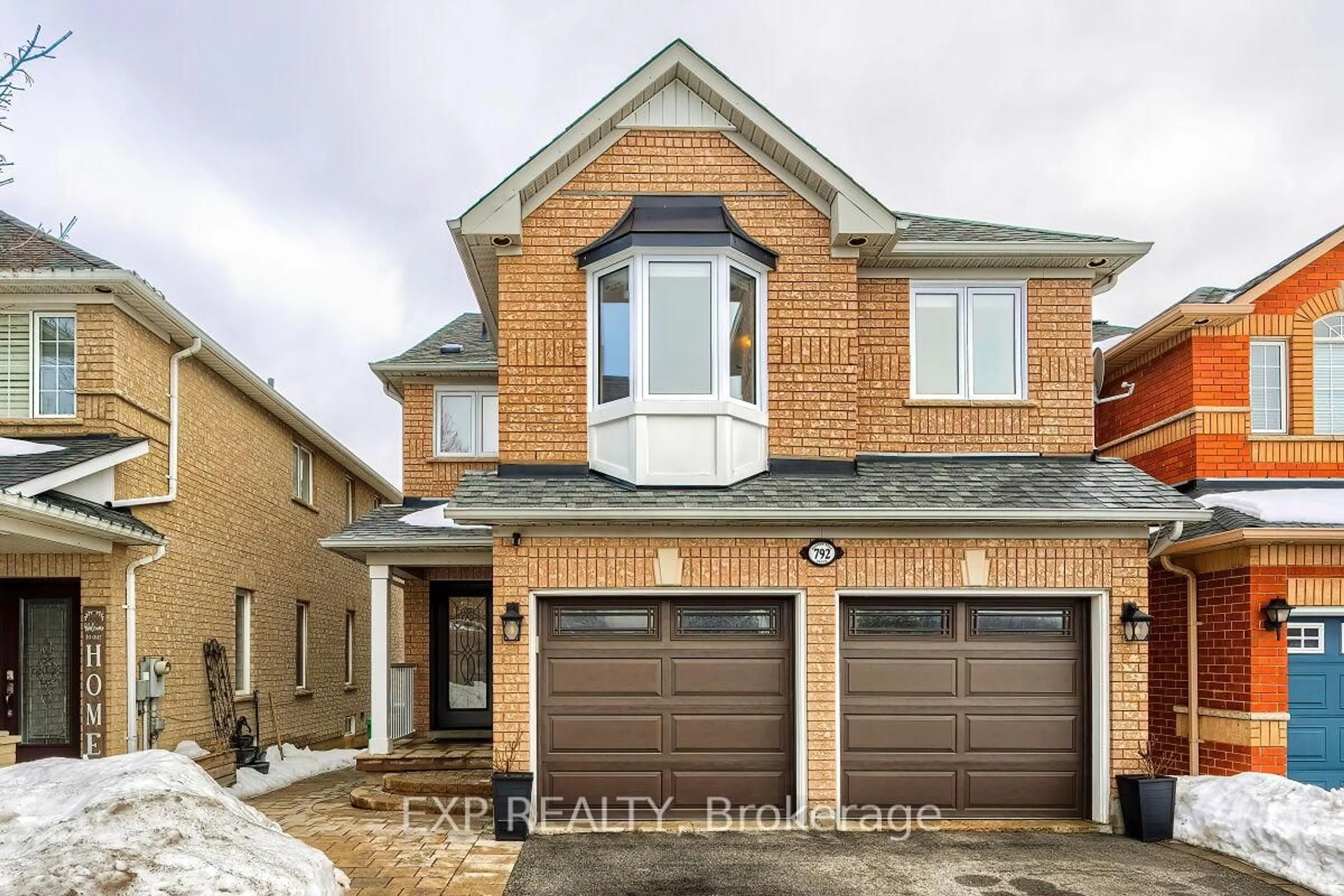 Home with brick exterior material, street for 792 Knotty Pine Grve, Mississauga Ontario L5W 1K5