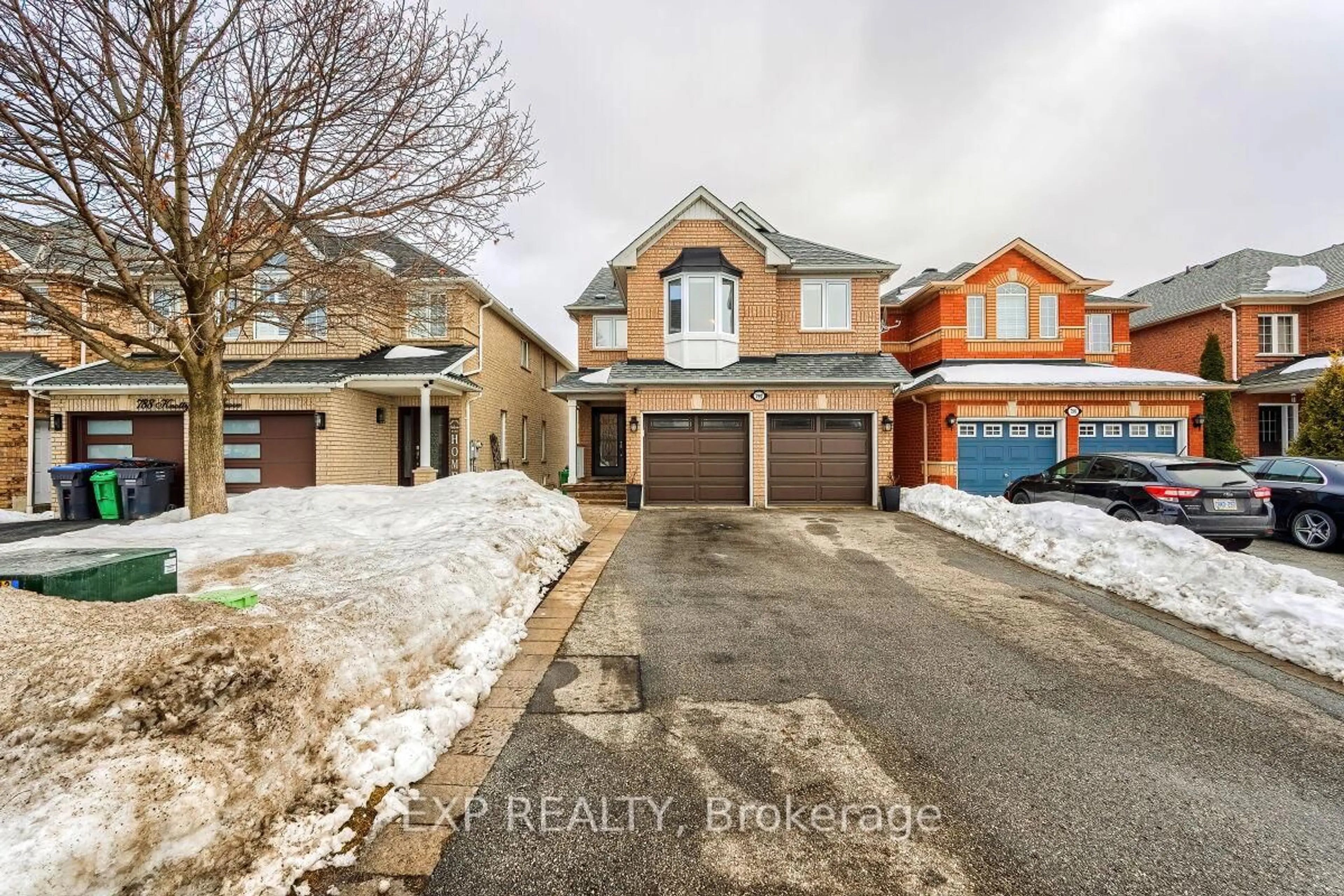 A pic from outside/outdoor area/front of a property/back of a property/a pic from drone, street for 792 Knotty Pine Grve, Mississauga Ontario L5W 1K5