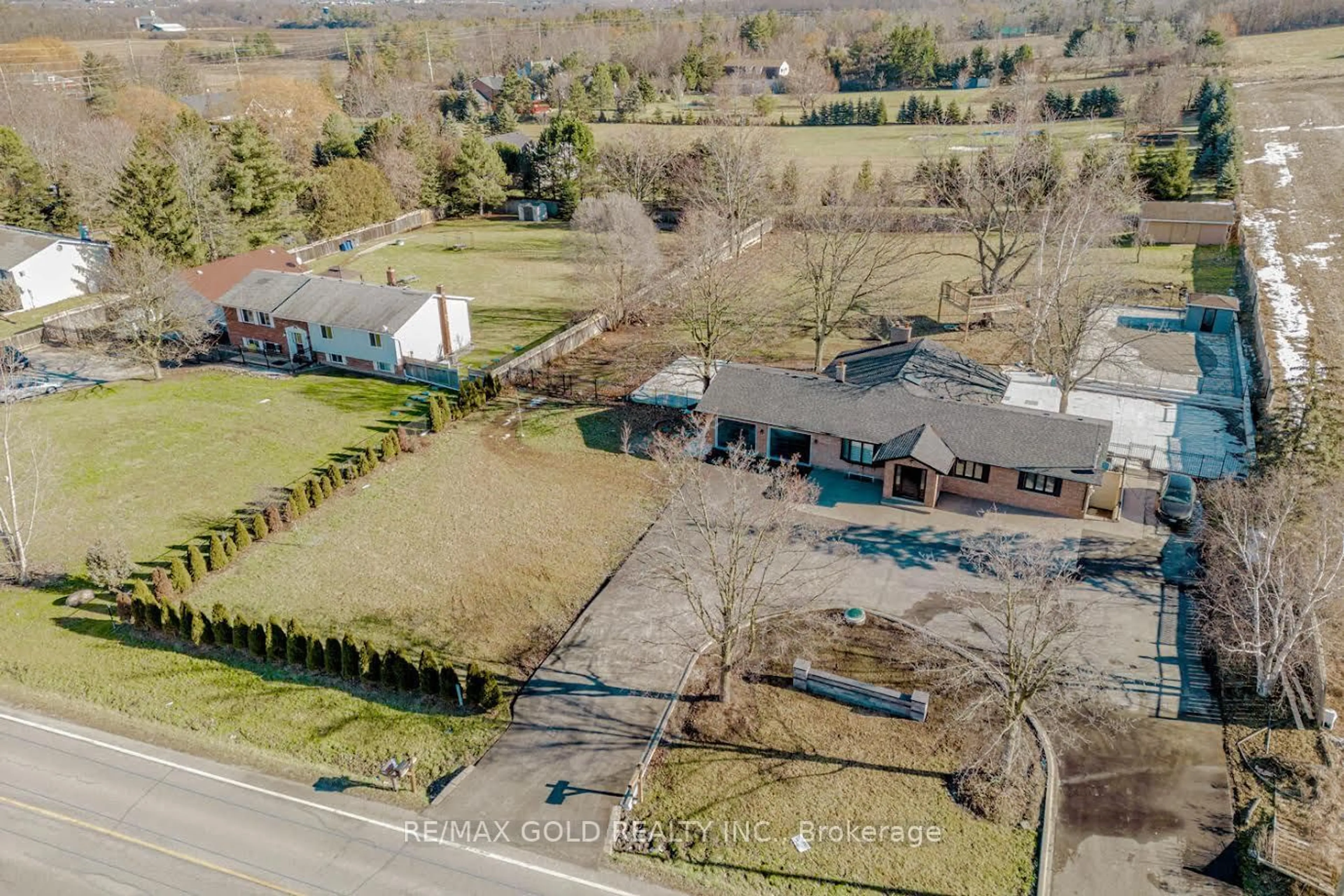 A pic from outside/outdoor area/front of a property/back of a property/a pic from drone, unknown for 11820 5 Side Rd, Milton Ontario L7G 4S6