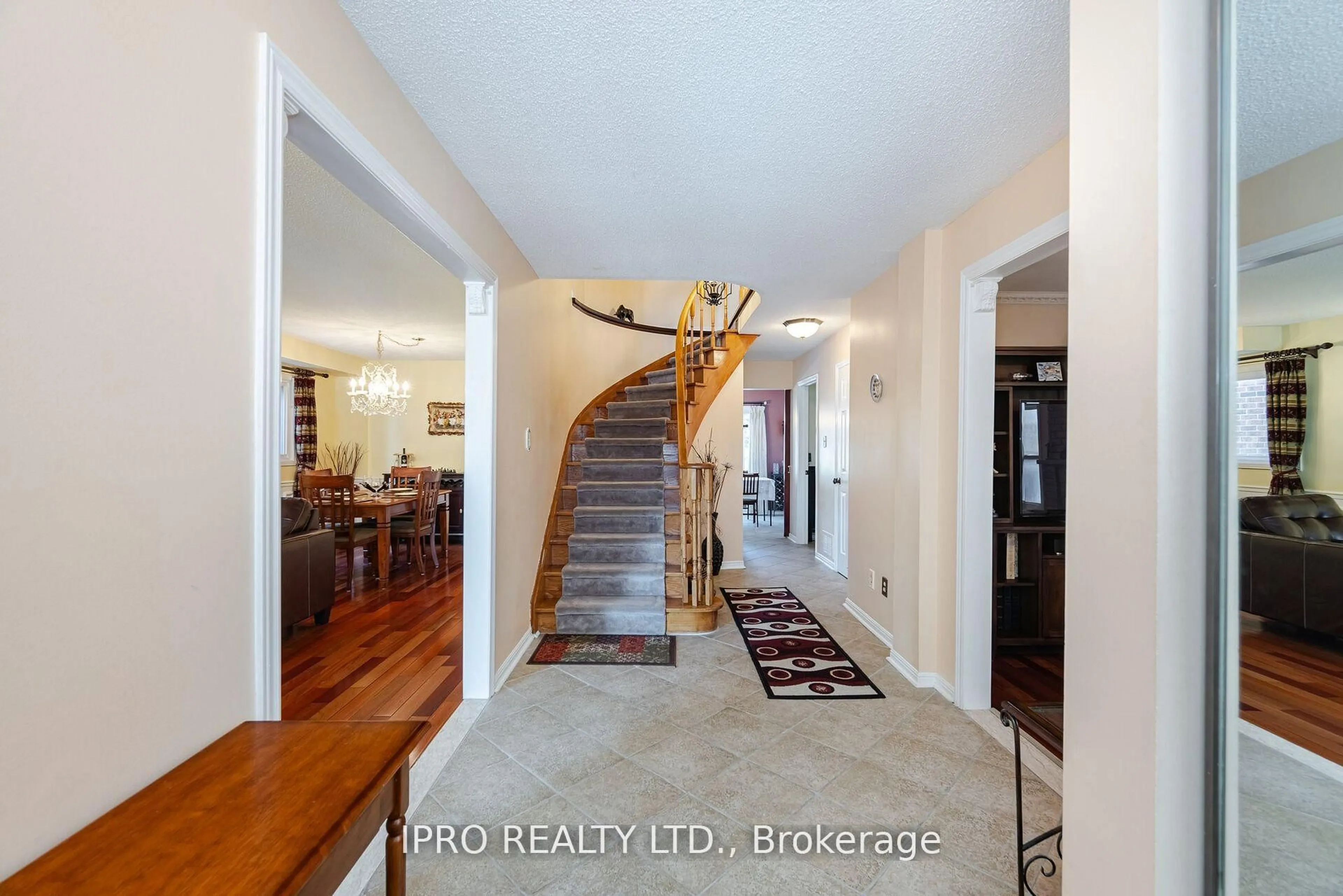 Indoor entryway for 1615 Sir Monty's Dr, Mississauga Ontario L5N 4R1