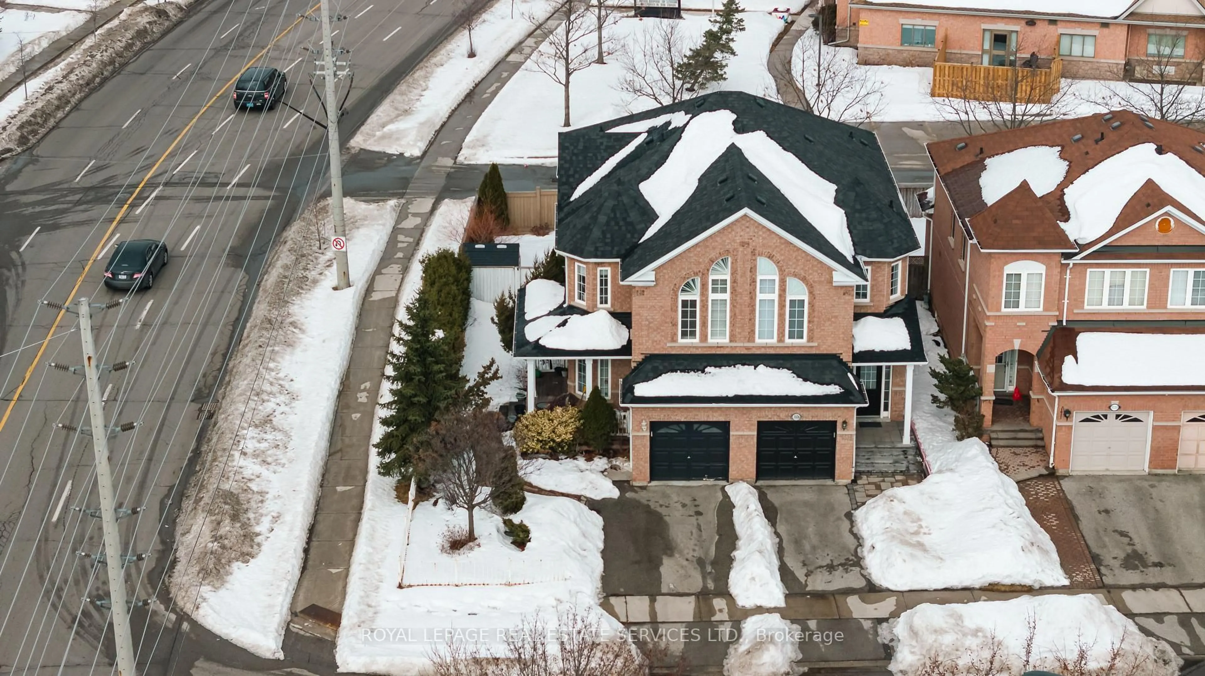 A pic from outside/outdoor area/front of a property/back of a property/a pic from drone, street for 3650 Thomas St, Mississauga Ontario L5M 7E2