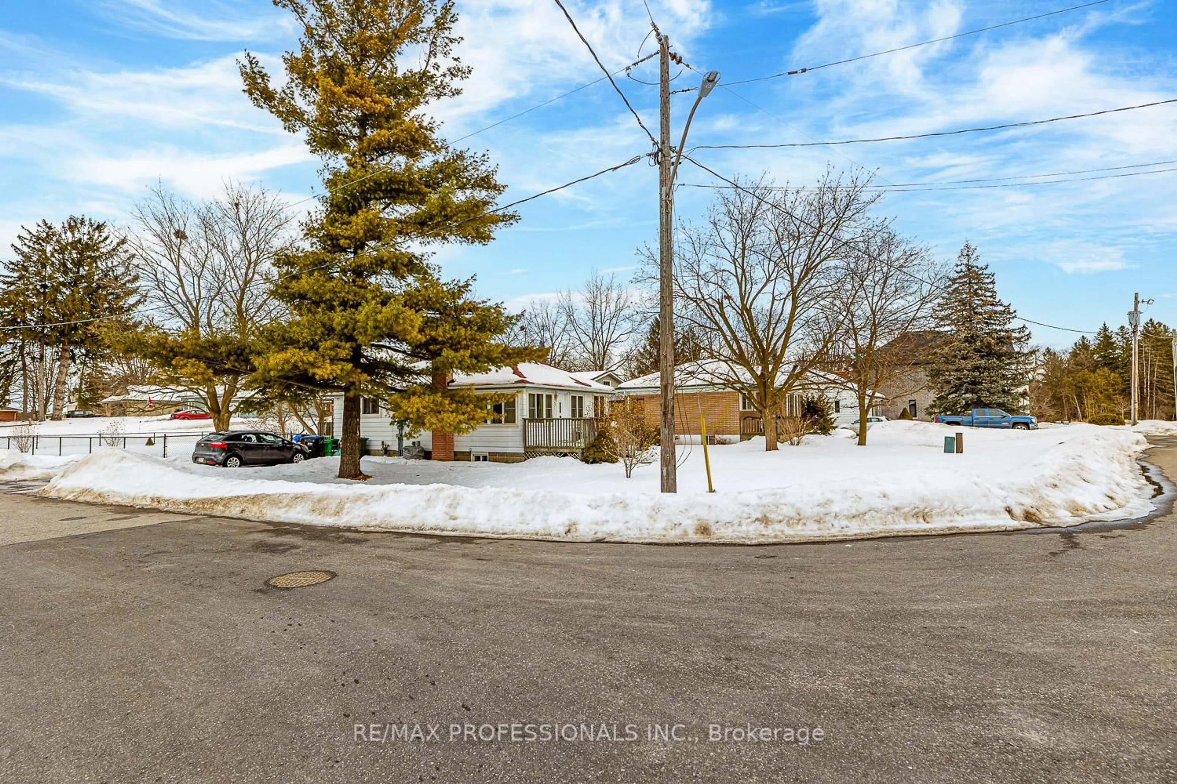 A pic from outside/outdoor area/front of a property/back of a property/a pic from drone, street for 31 Norton Blvd, Caledon Ontario L7E 2C6