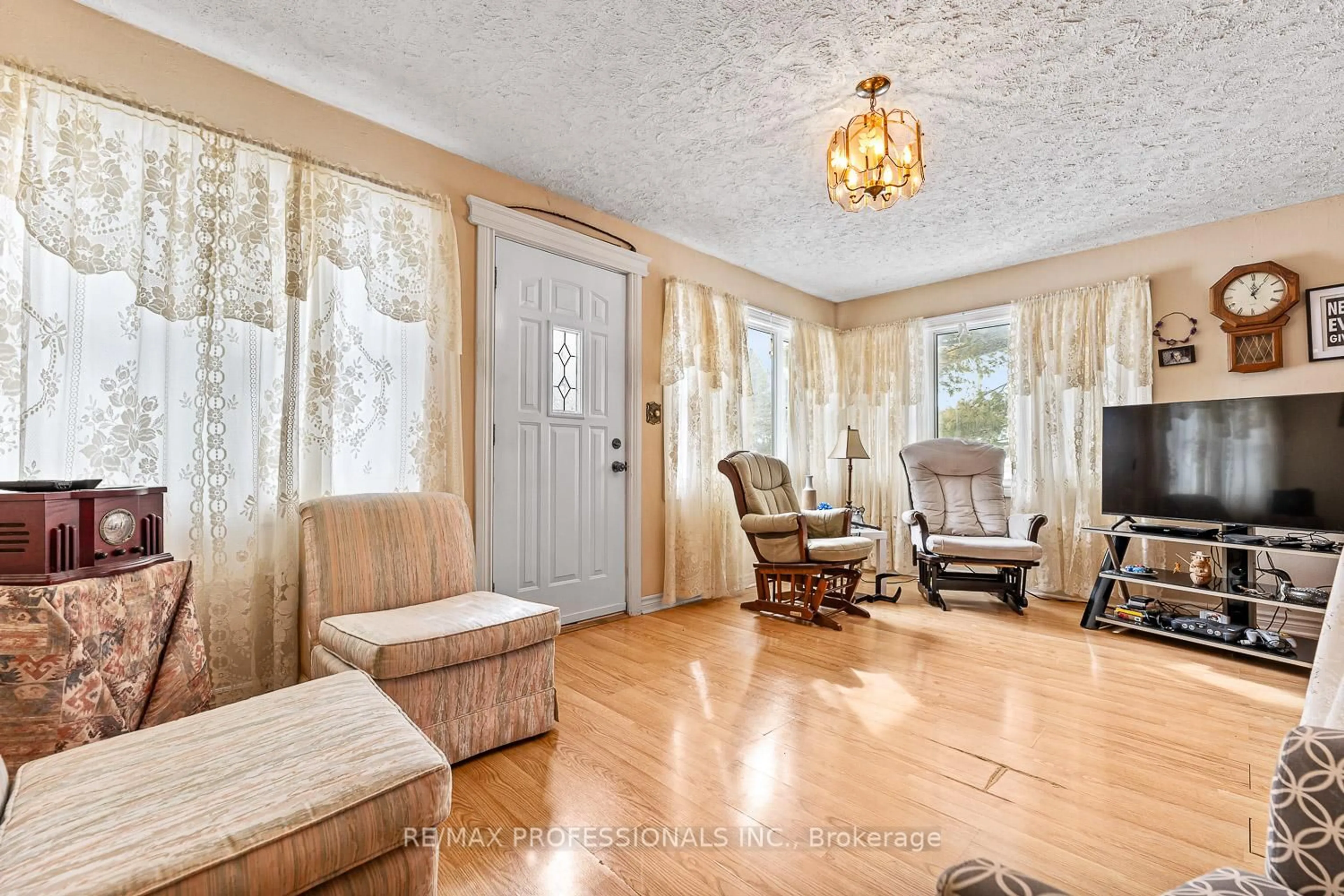 Living room with furniture, unknown for 31 Norton Blvd, Caledon Ontario L7E 2C6