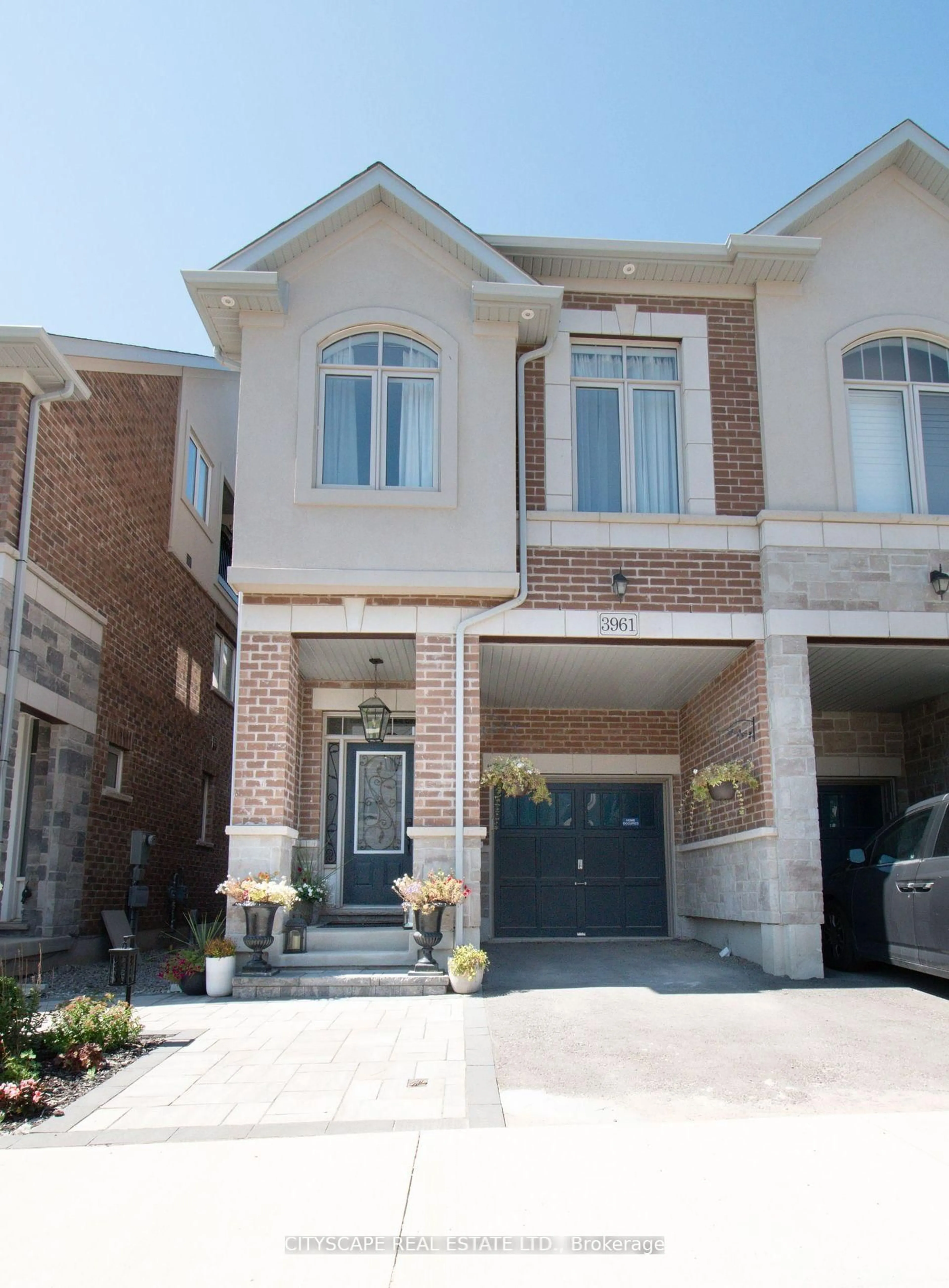 Home with brick exterior material, street for 3961 Koenig Rd, Burlington Ontario L7M 0Z7