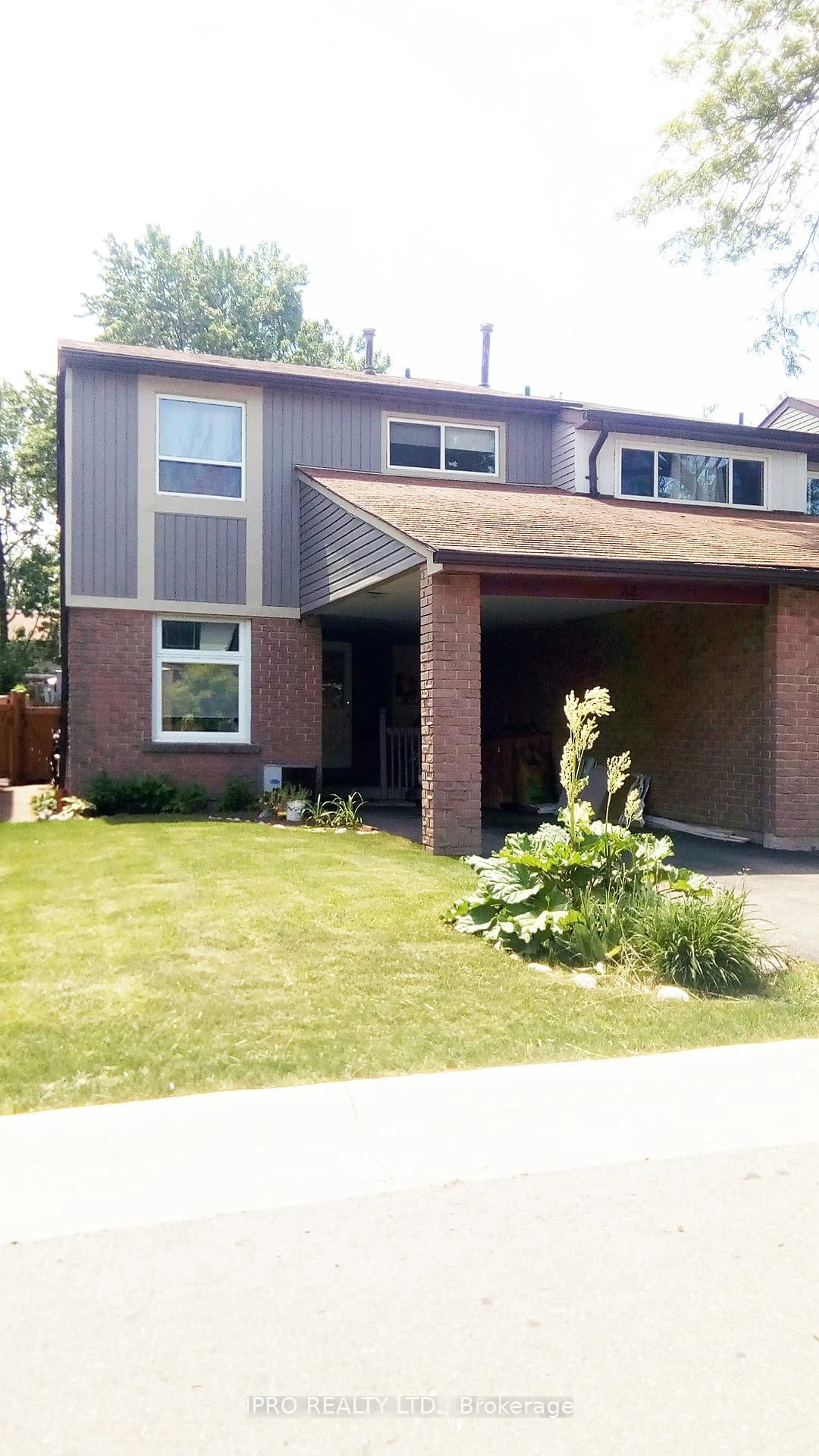 Home with brick exterior material, street for 1550 Grosvenor St #32, Oakville Ontario L6H 2Z1