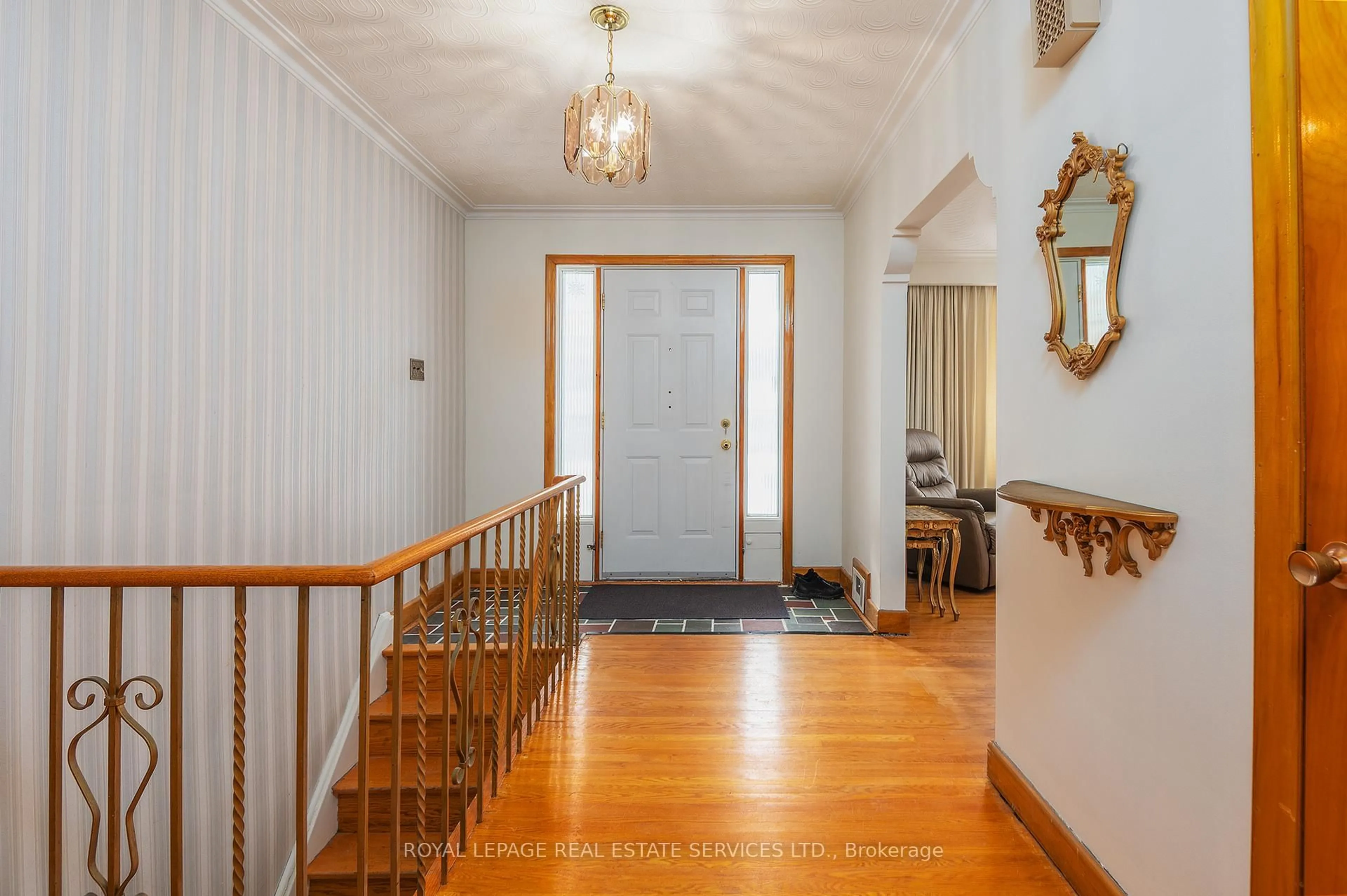 Indoor foyer for 80 Glenaden Ave, Toronto Ontario M8Y 2L3