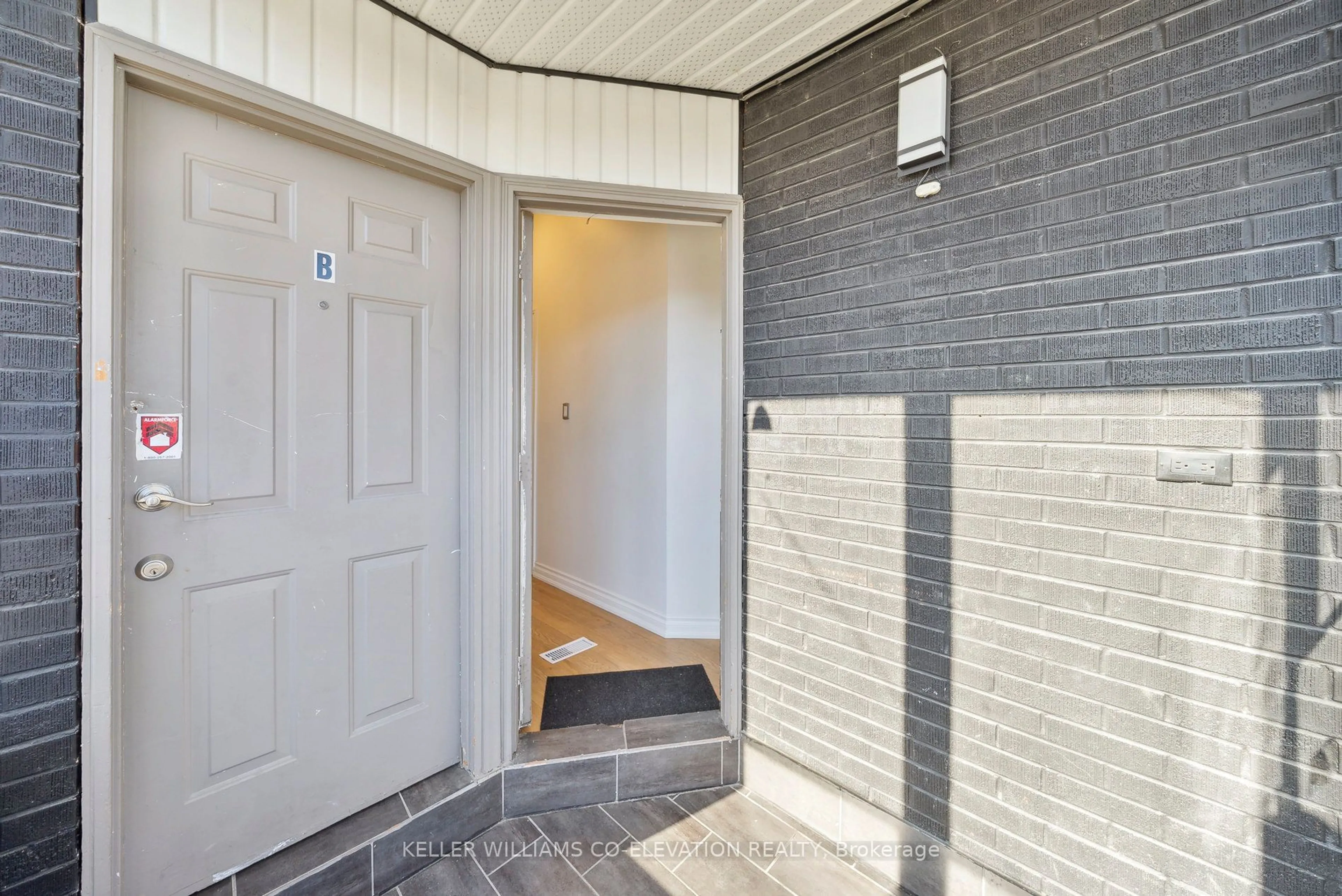 Indoor entryway for 681 Scarlett Rd, Toronto Ontario M9P 2T3