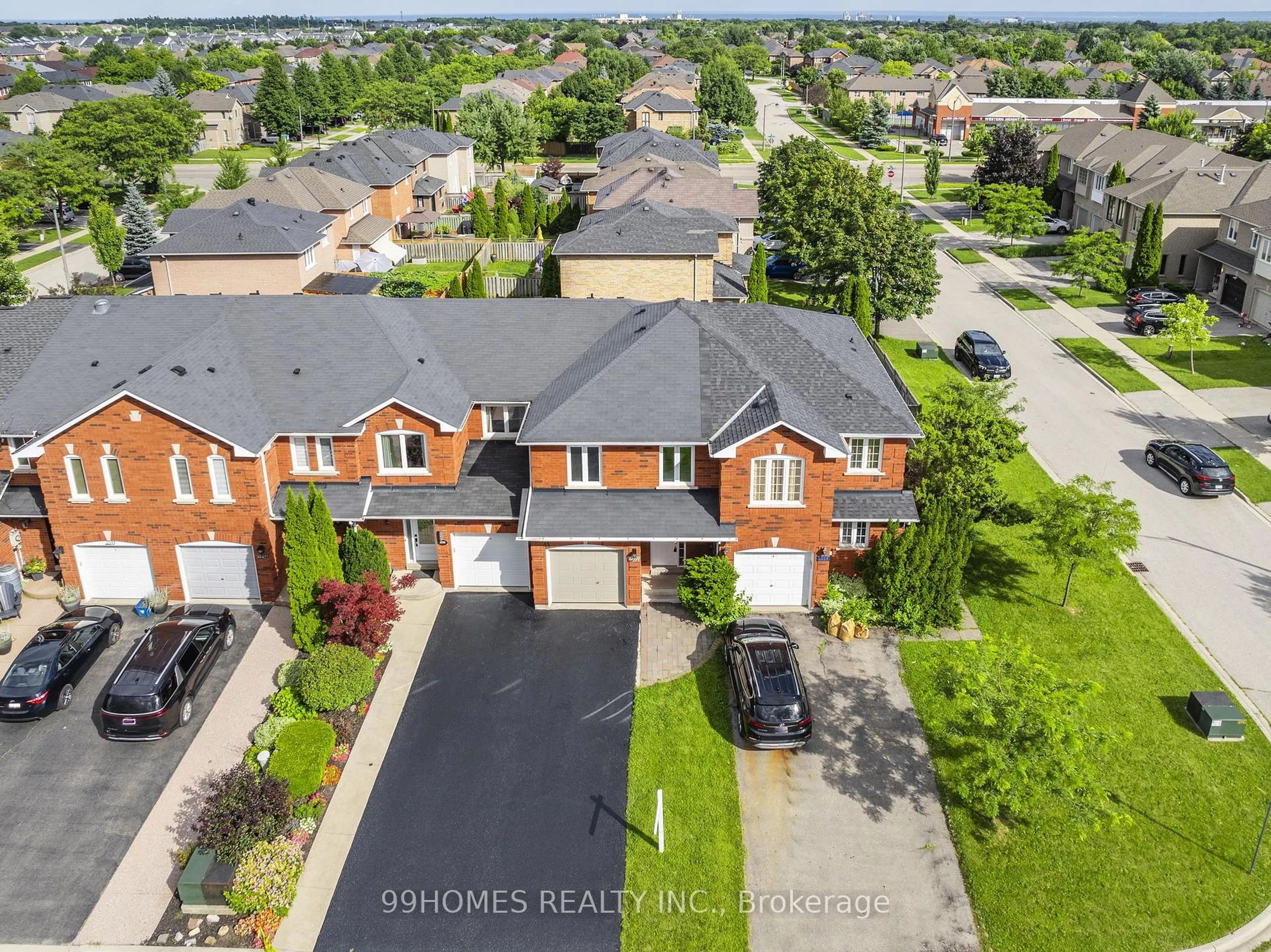 A pic from outside/outdoor area/front of a property/back of a property/a pic from drone, street for 2227 Pell Cres, Oakville Ontario L6M 3T5