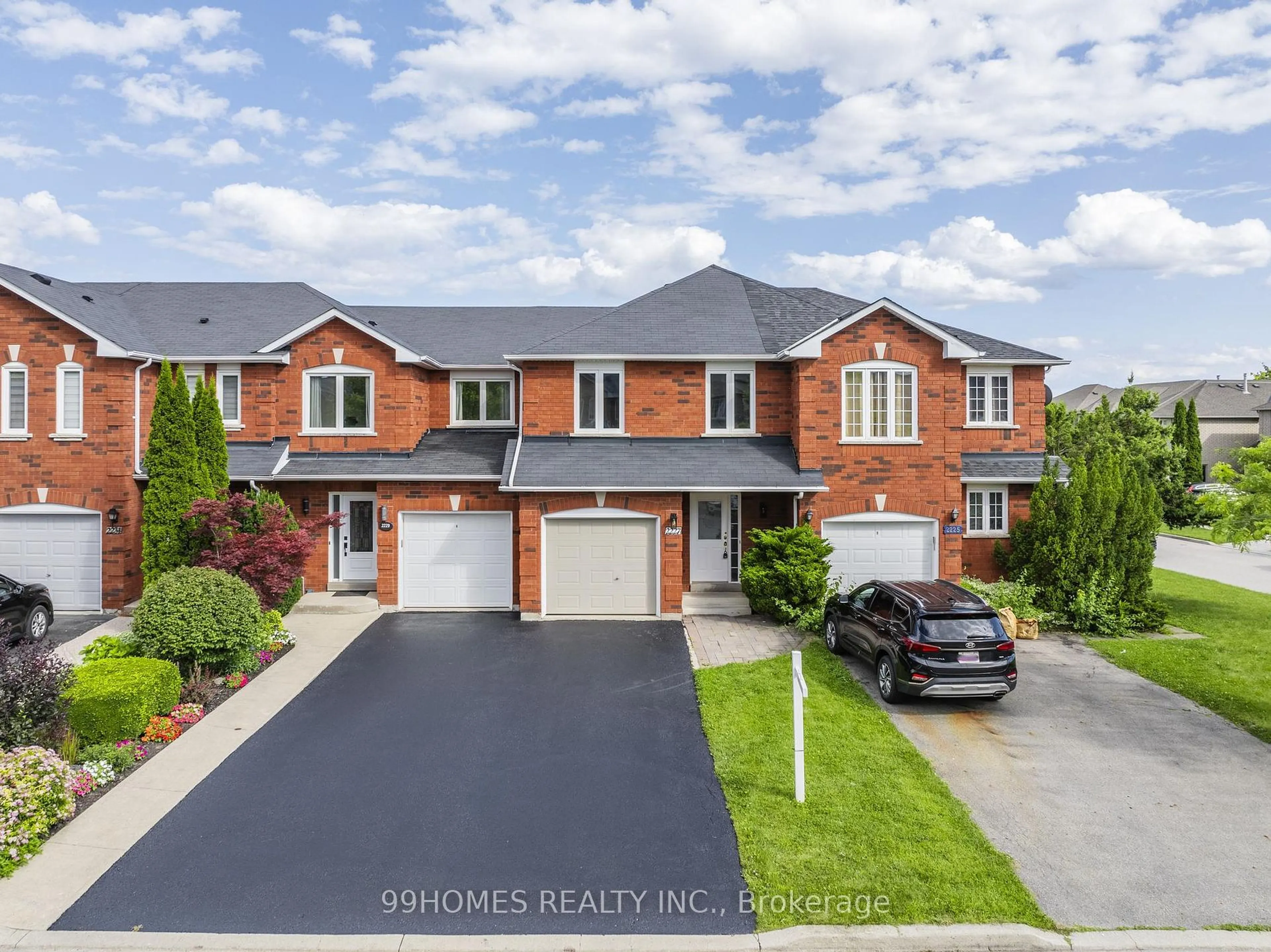 A pic from outside/outdoor area/front of a property/back of a property/a pic from drone, street for 2227 Pell Cres, Oakville Ontario L6M 3T5