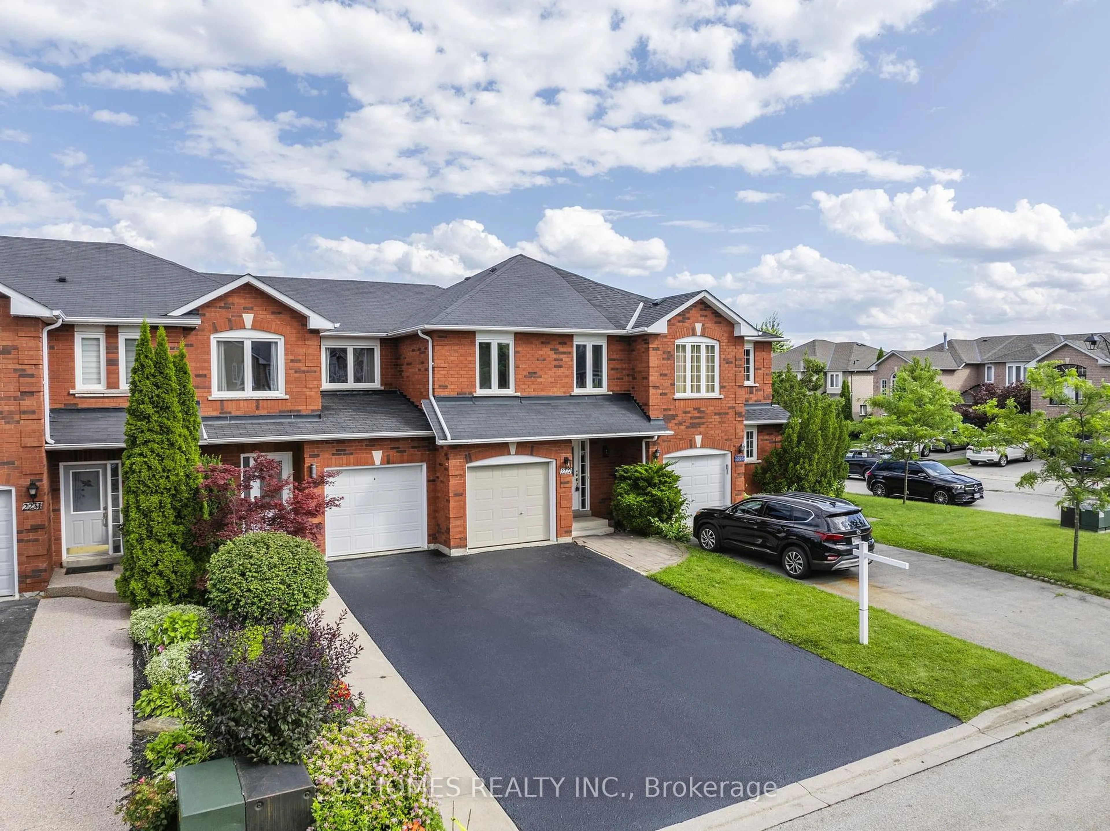 A pic from outside/outdoor area/front of a property/back of a property/a pic from drone, street for 2227 Pell Cres, Oakville Ontario L6M 3T5