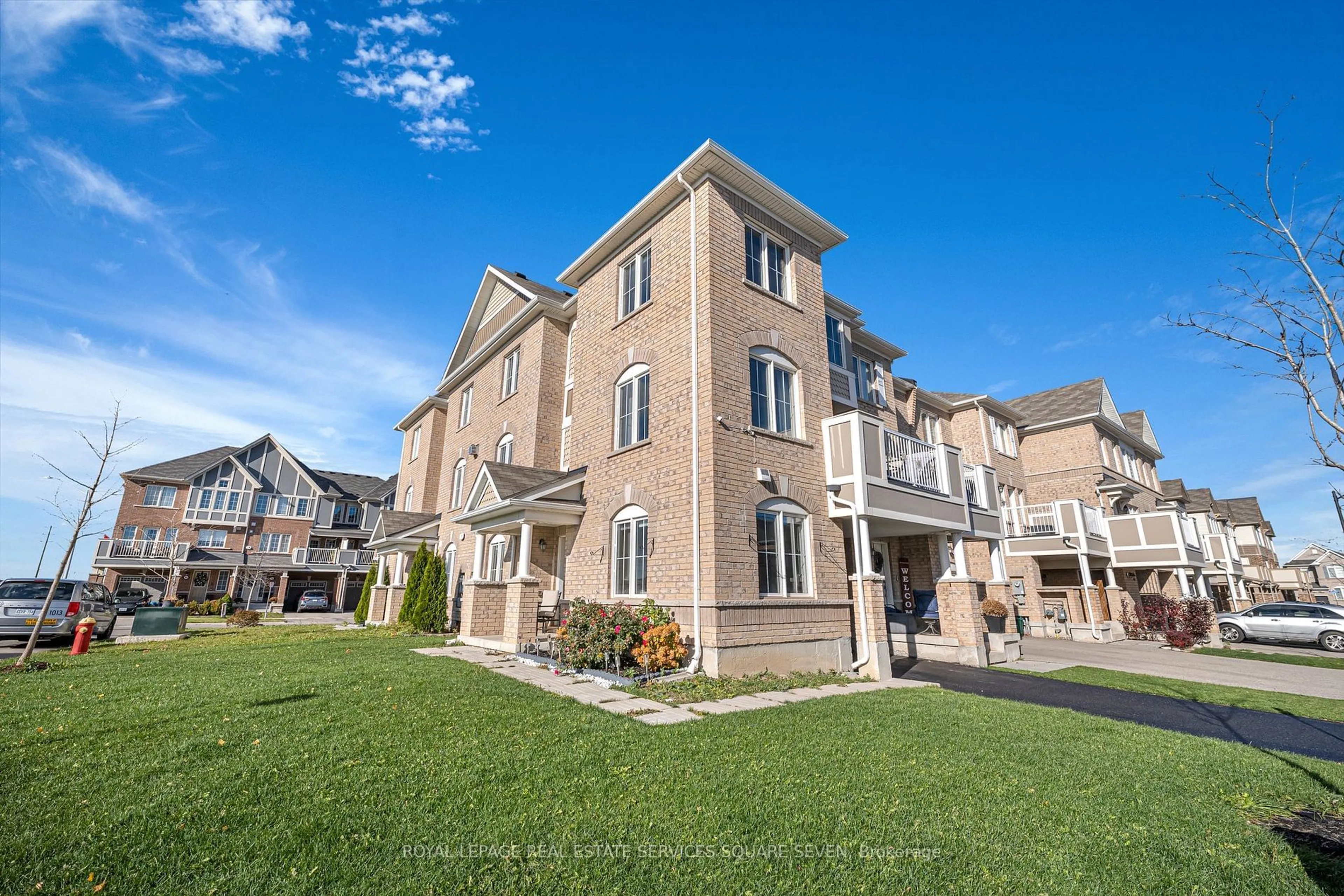 A pic from outside/outdoor area/front of a property/back of a property/a pic from drone, unknown for 105 Bond Head Crt, Milton Ontario L9E 1G6