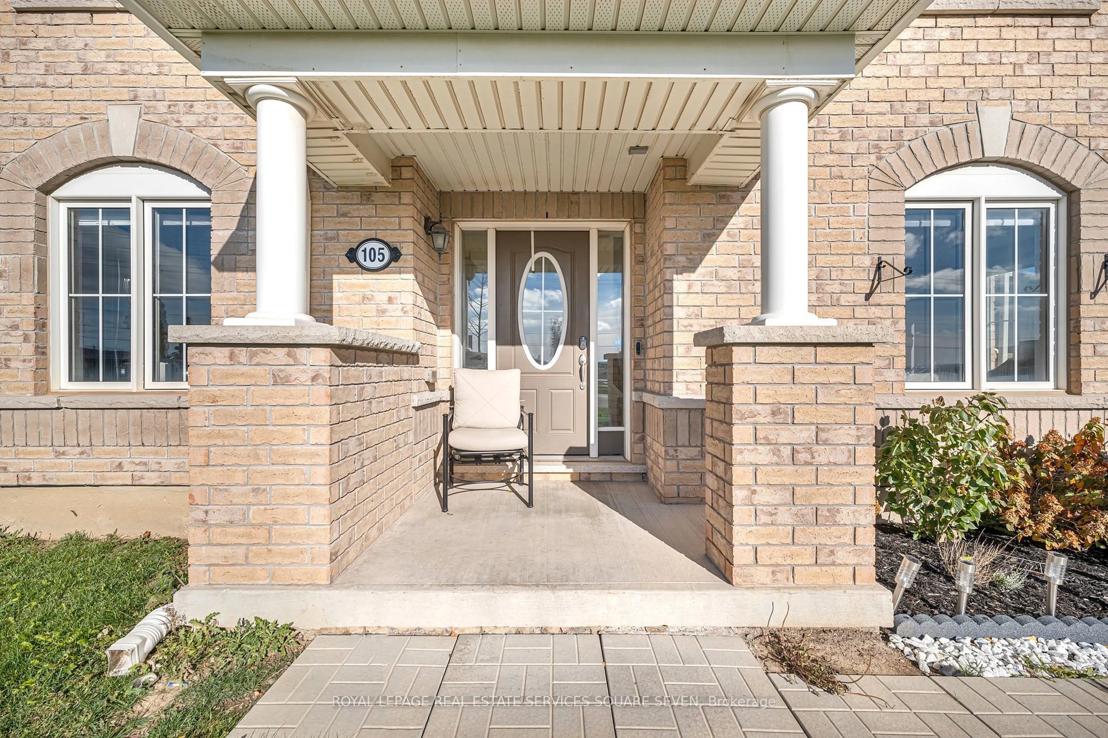 Indoor entryway for 105 Bond Head Crt, Milton Ontario L9E 1G6