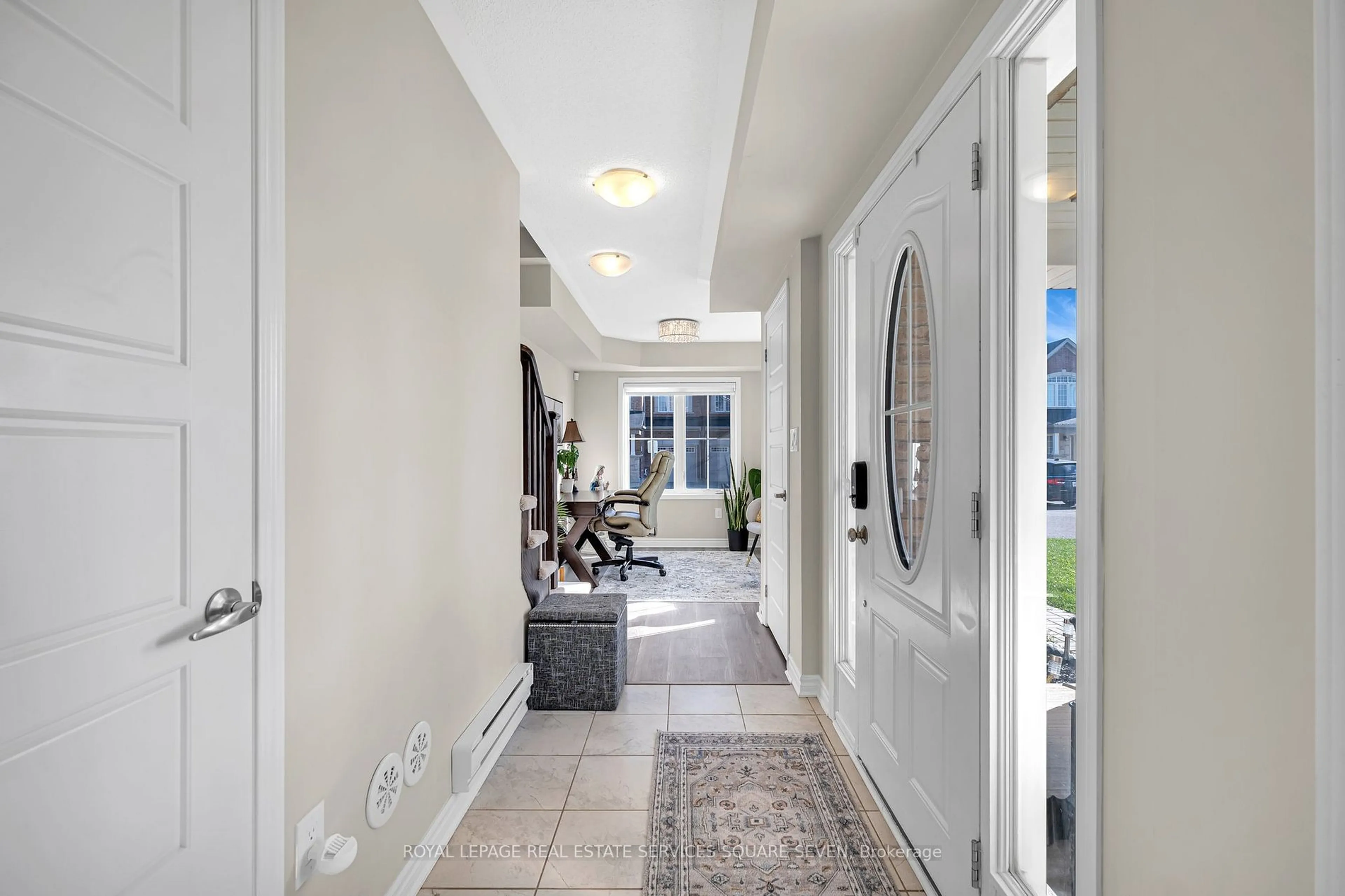 Indoor entryway for 105 Bond Head Crt, Milton Ontario L9E 1G6