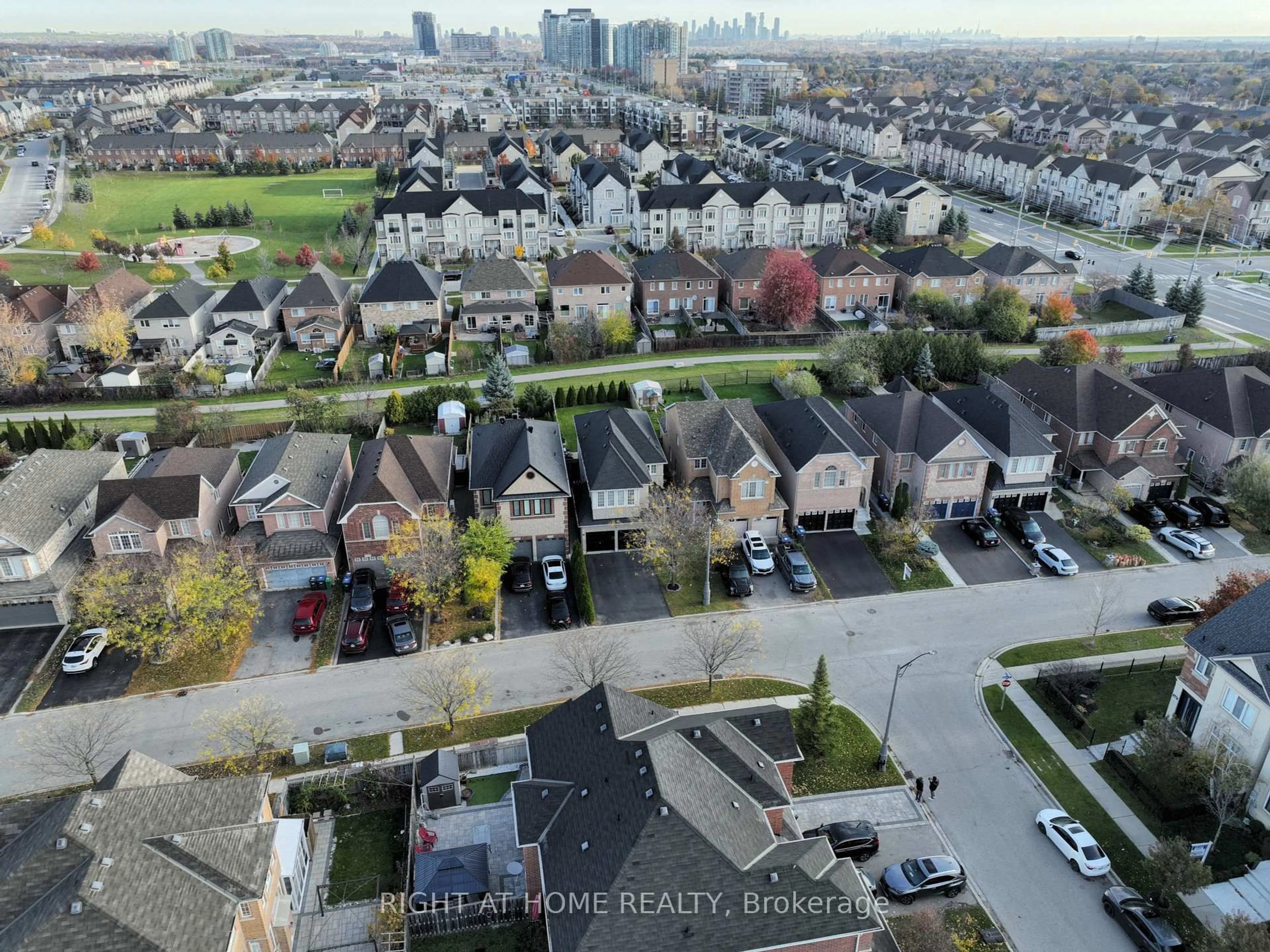 A pic from outside/outdoor area/front of a property/back of a property/a pic from drone, city buildings view from balcony for 5041 Dubonet Dr, Mississauga Ontario L5M 7X3