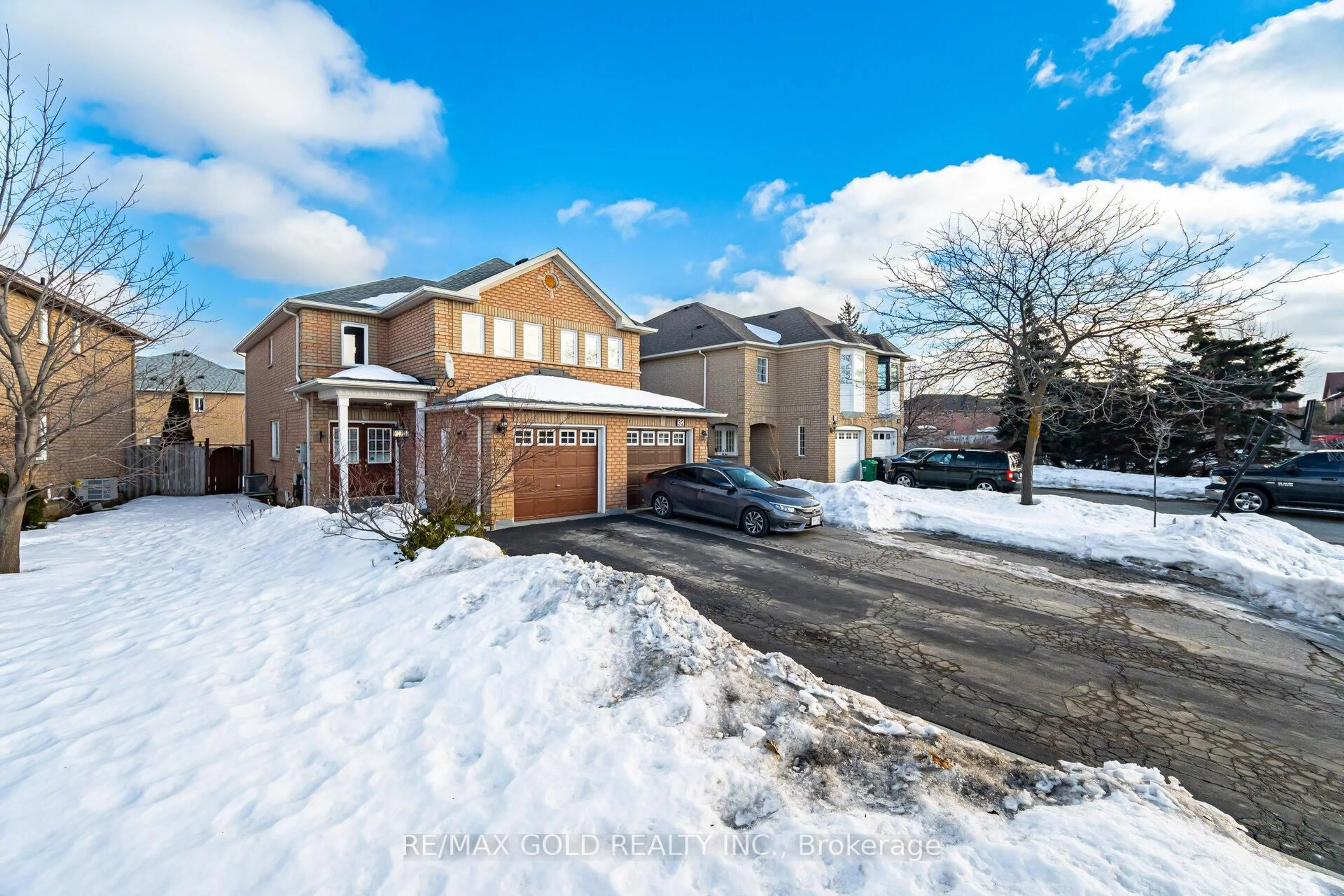 A pic from outside/outdoor area/front of a property/back of a property/a pic from drone, street for 30 Silo Crt, Brampton Ontario L6X 4S4