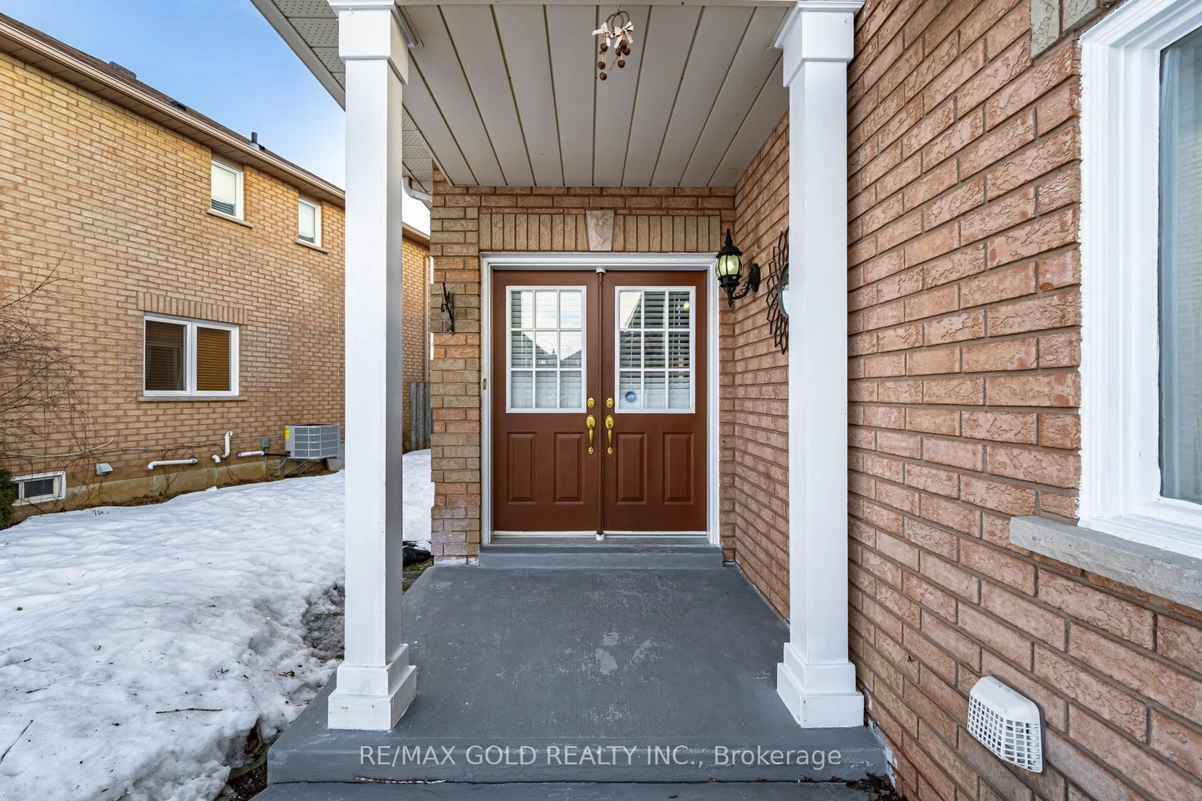 Indoor entryway for 30 Silo Crt, Brampton Ontario L6X 4S4