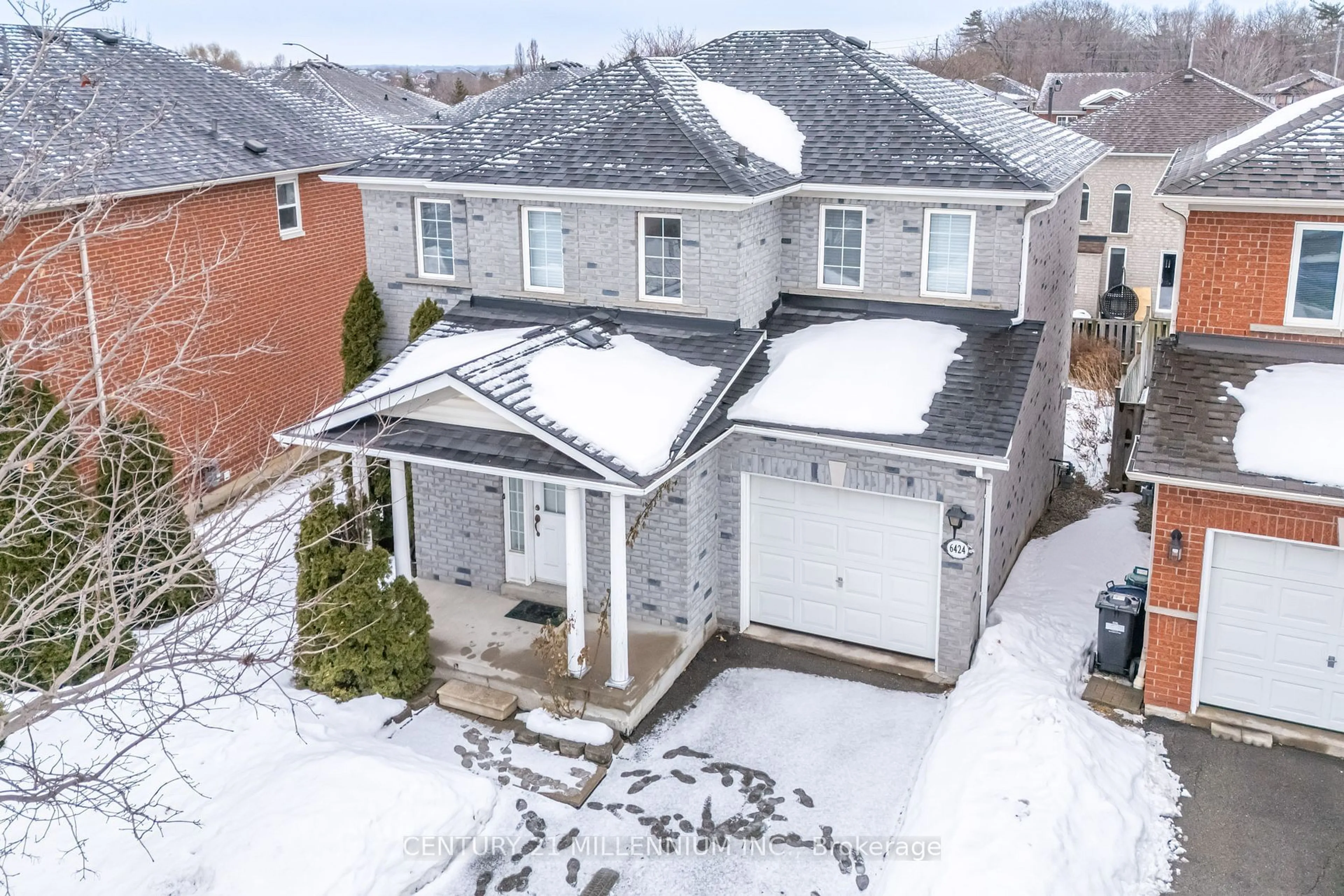 A pic from outside/outdoor area/front of a property/back of a property/a pic from drone, street for 6424 Sousa Dr, Mississauga Ontario L5V 2S3