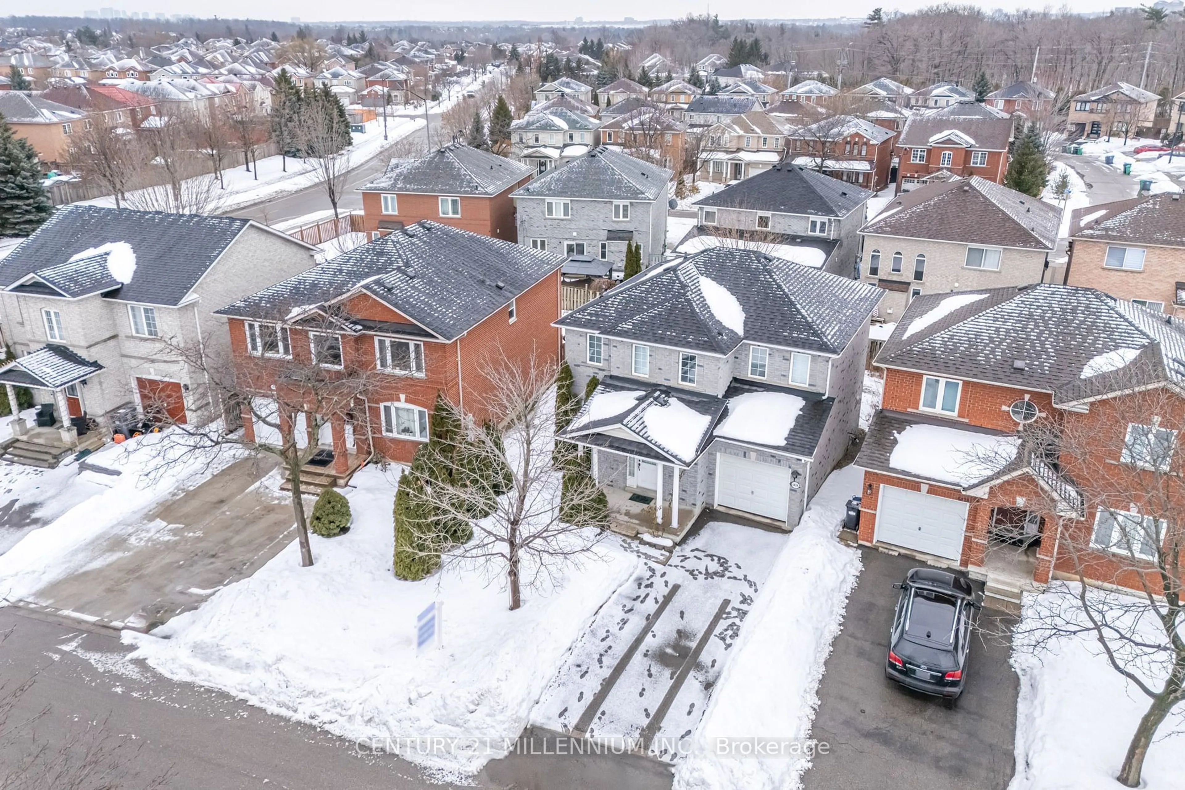 A pic from outside/outdoor area/front of a property/back of a property/a pic from drone, street for 6424 Sousa Dr, Mississauga Ontario L5V 2S3