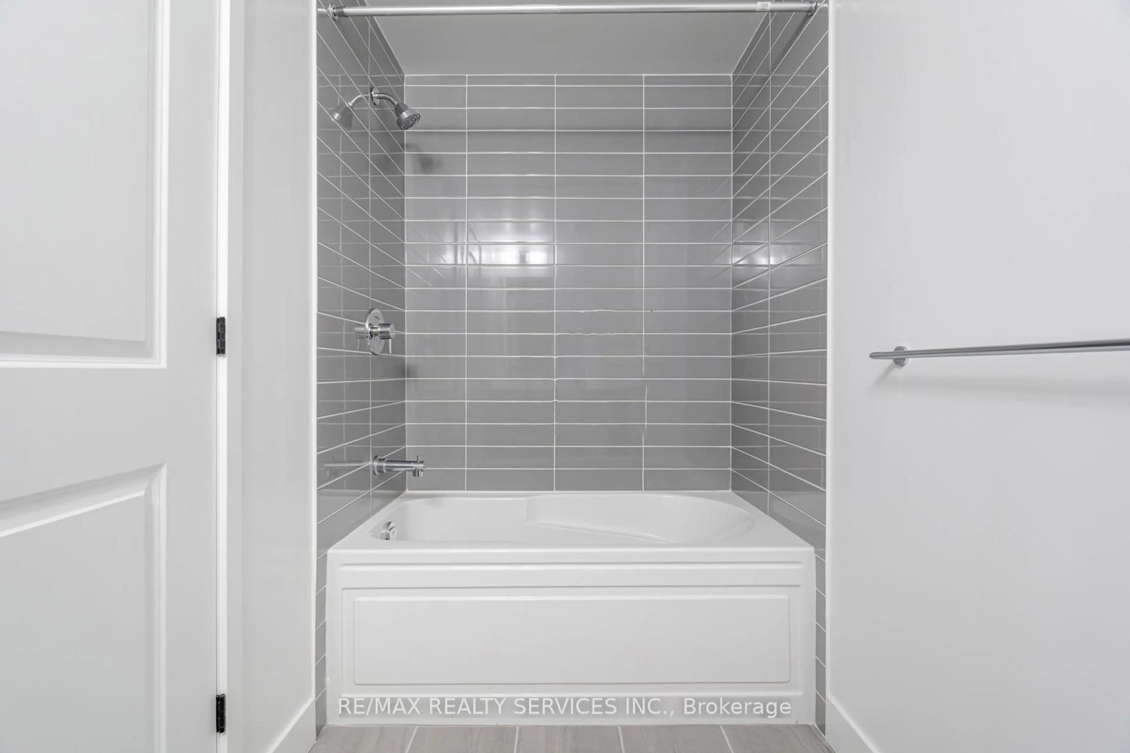 Contemporary bathroom, ceramic/tile floor for 2343 Khalsa Gate #108, Oakville Ontario L6M 4J2